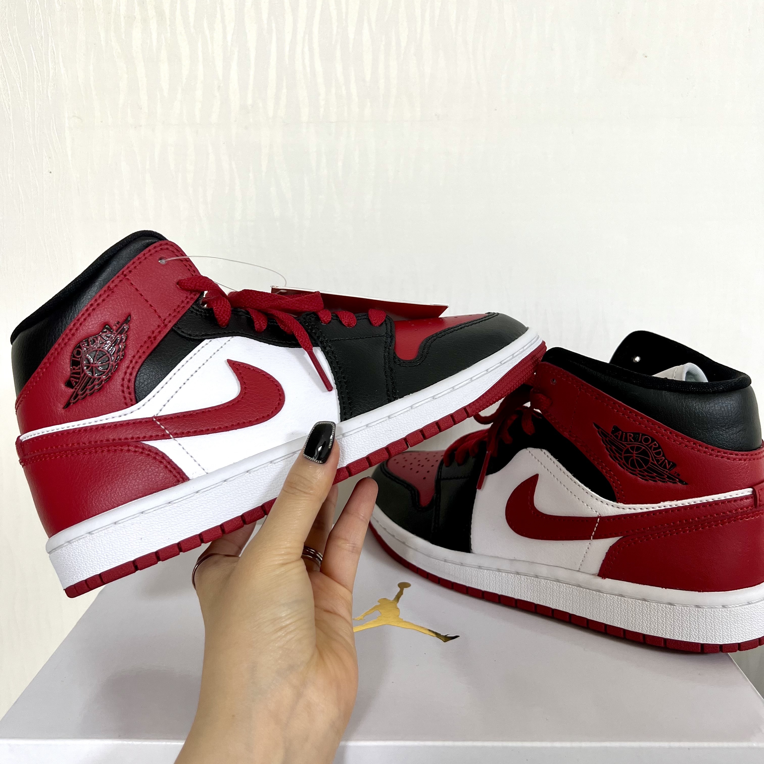 (W) Jordan 1 Mid Black and Gym Red 착용 스타일 - 1