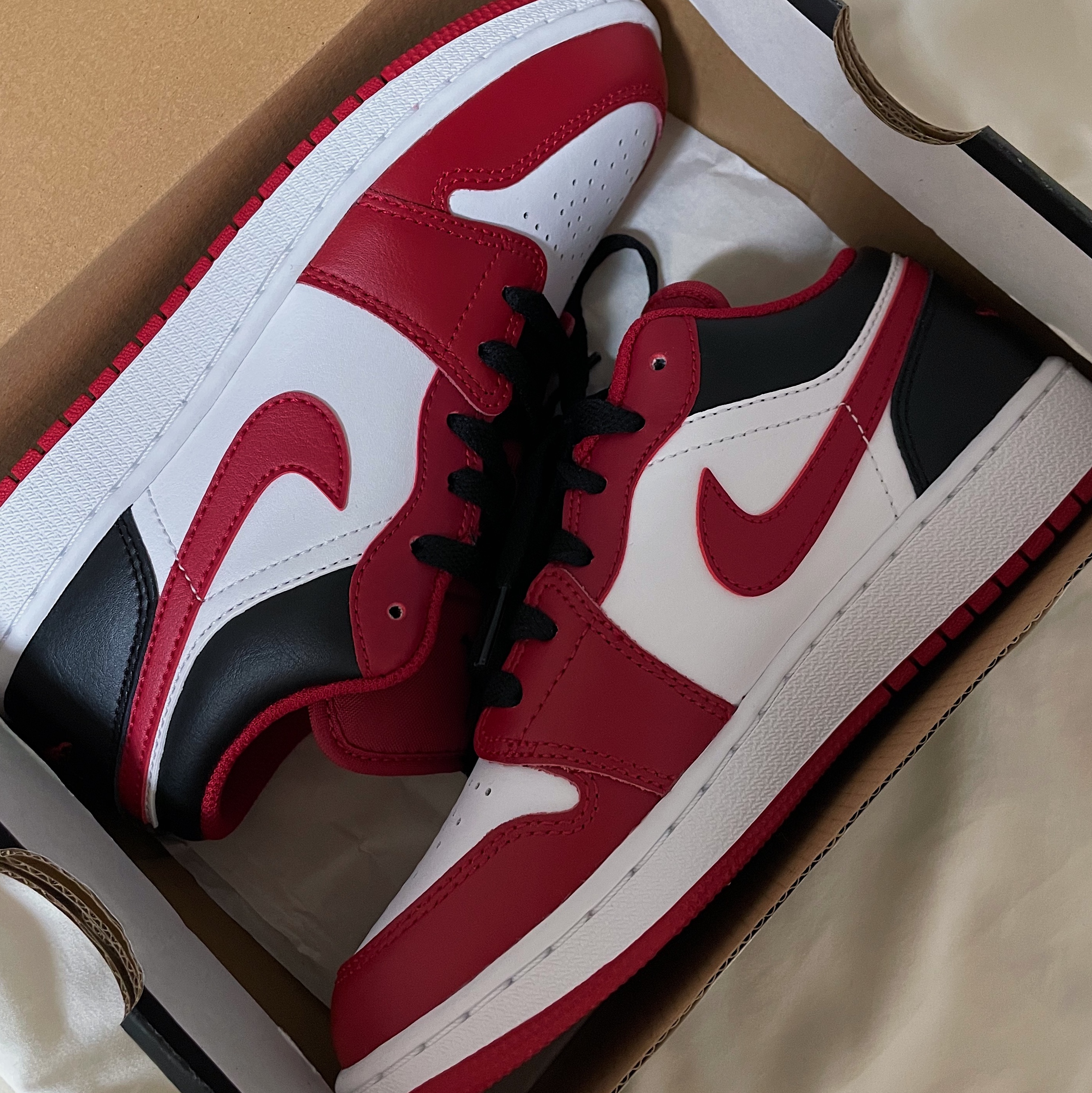 (GS) Jordan 1 Low White Gym Red Black 착용 스타일