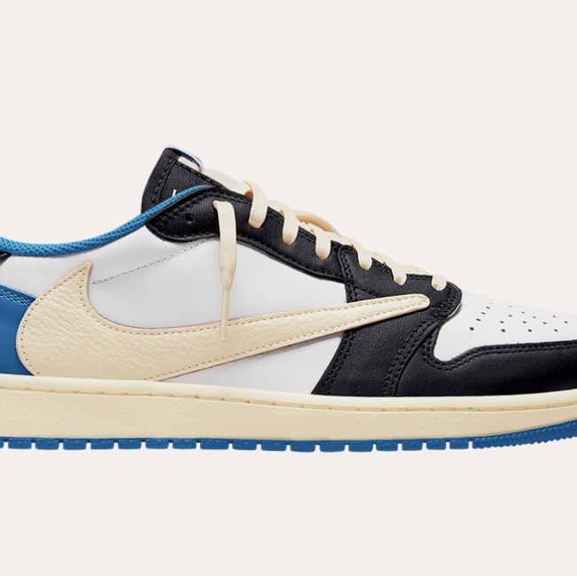 Jordan 1 Retro Low OG Black and Dark Powder Blue 착용 스타일 - 3