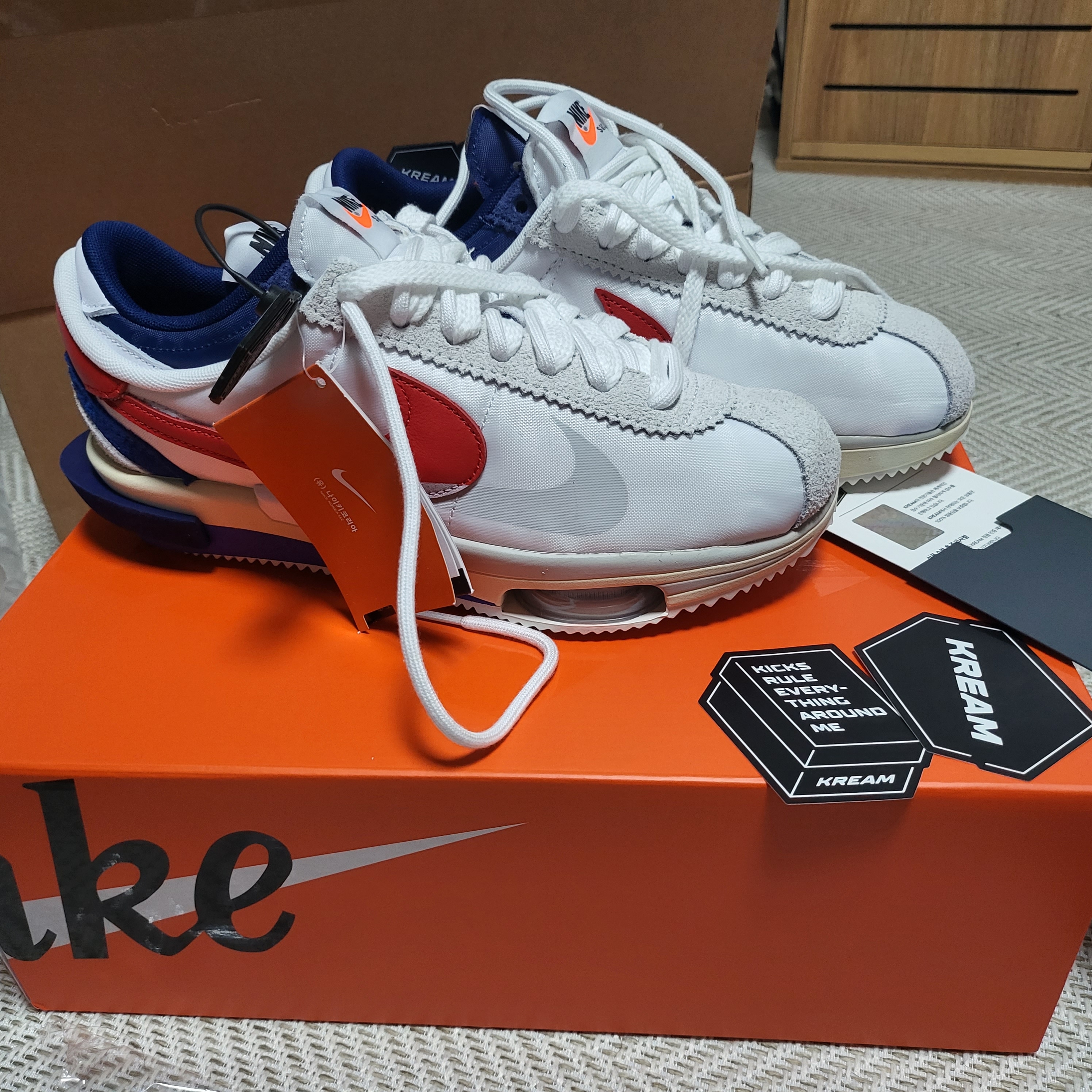 Nike x Sacai Zoom Cortez SP White and University Red 착용 스타일