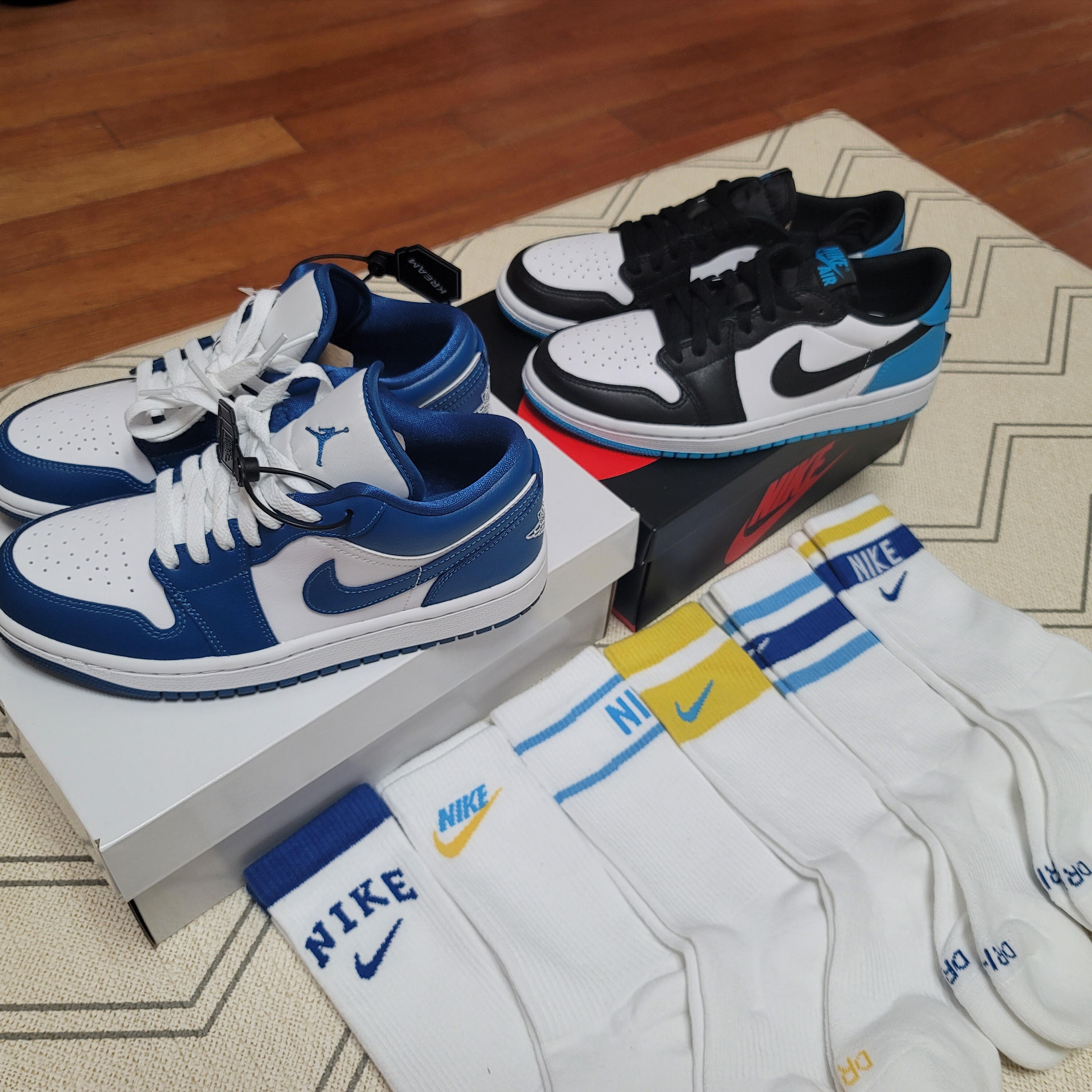 Jordan 1 Retro Low OG Black and Dark Powder Blue, (W) Jordan 1 Low White Dark Marina Blue 착용 스타일
