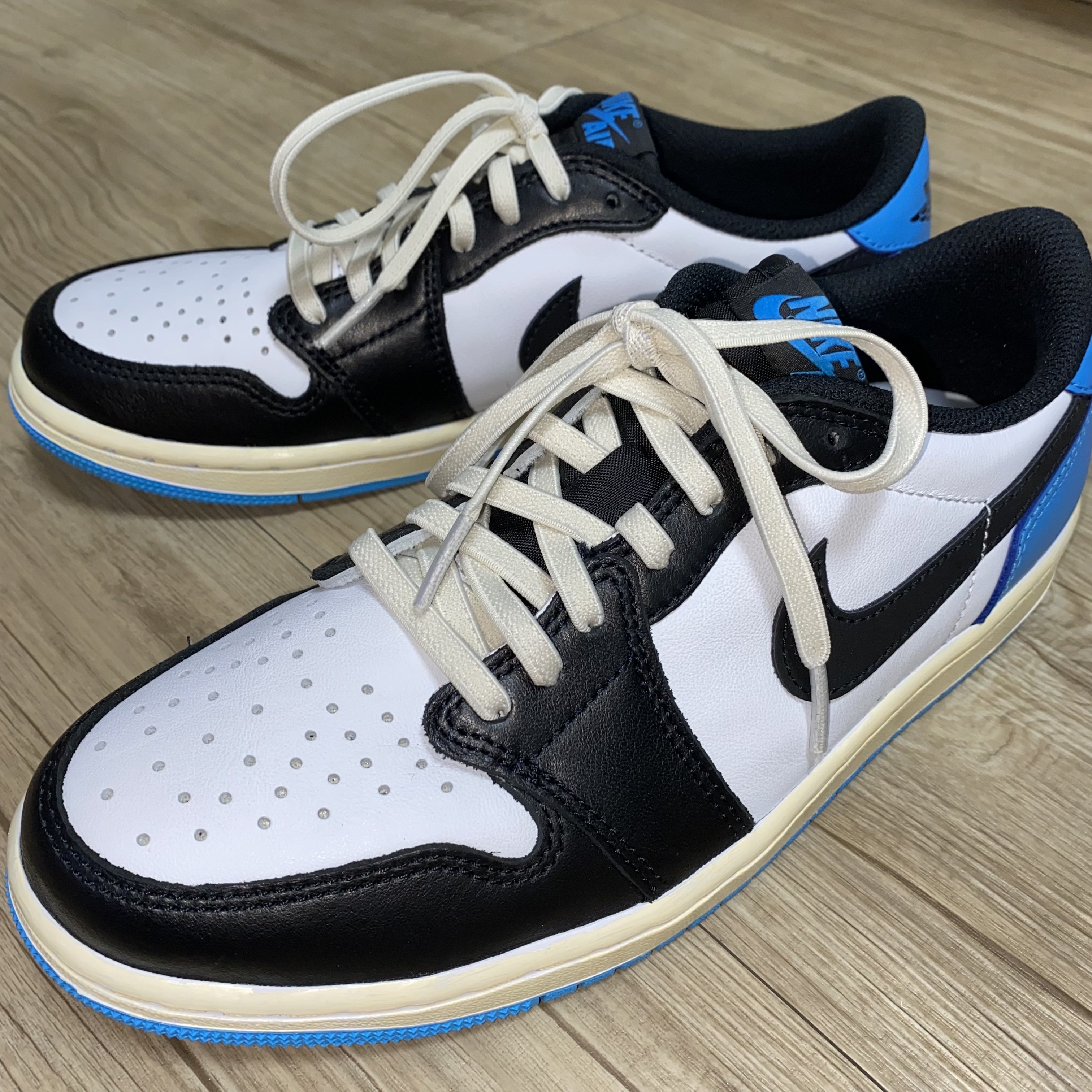 Jordan 1 Retro Low OG Black and Dark Powder Blue 착용 스타일 - 1