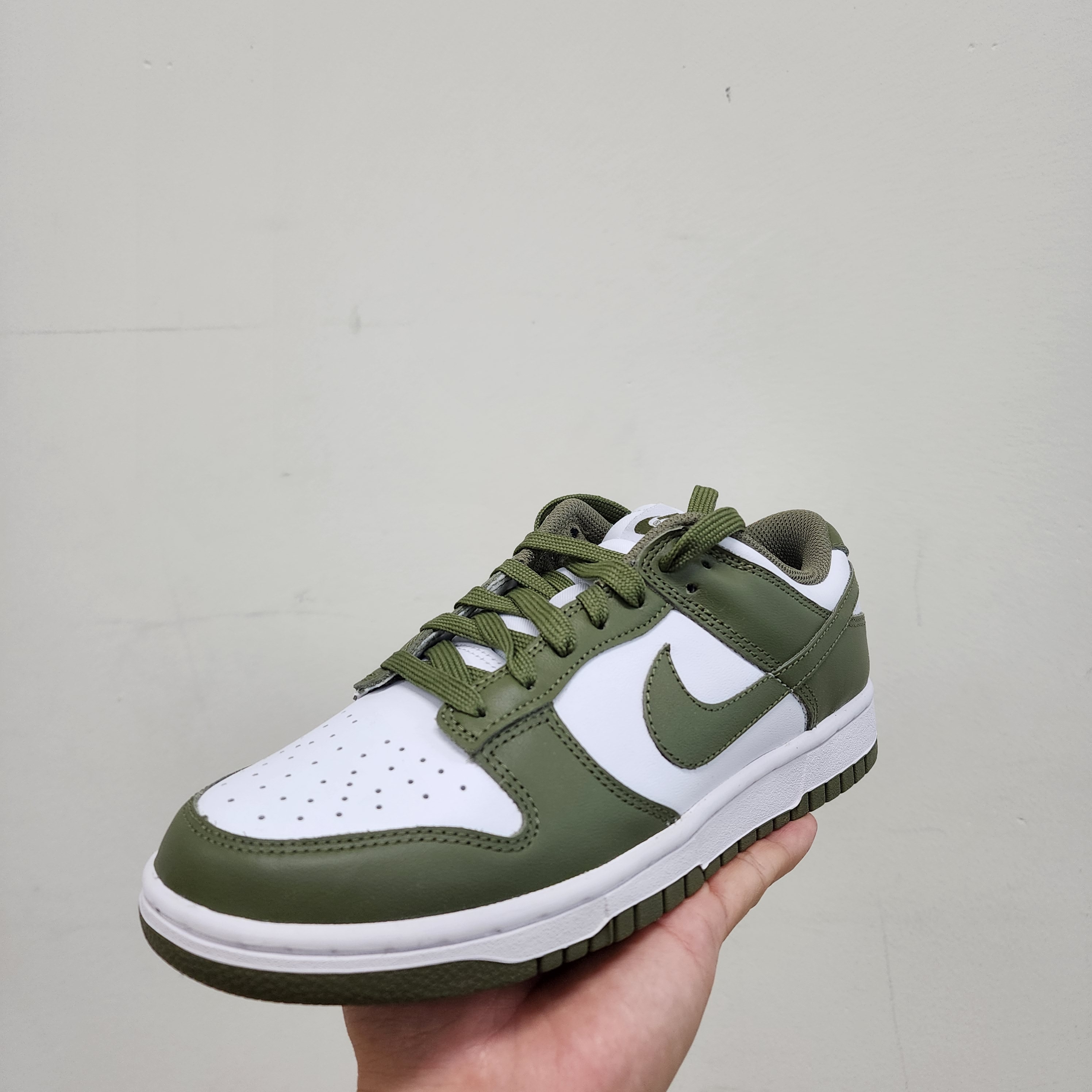 (W) Nike Dunk Low Medium Olive 착용 스타일 - 2
