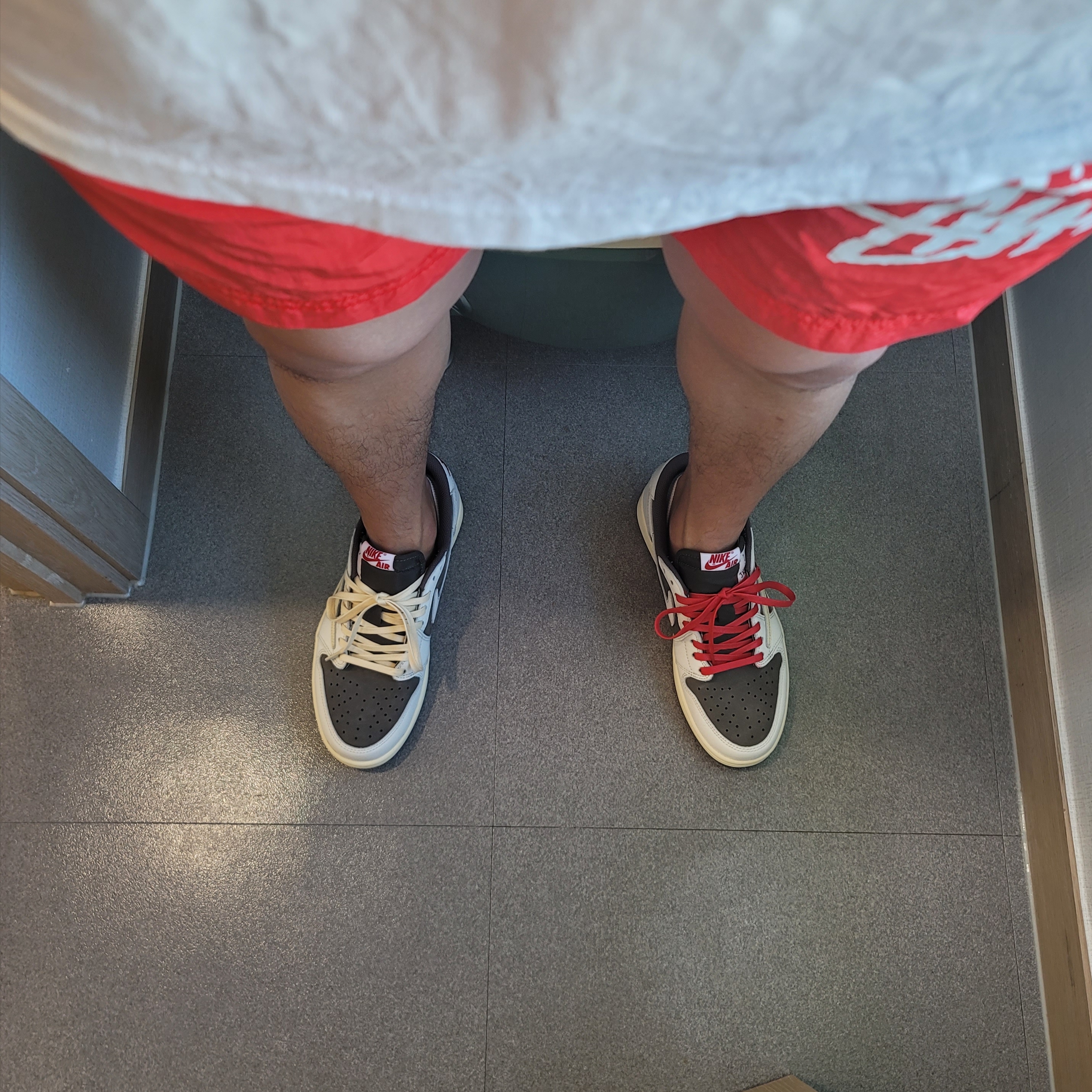 Jordan 1 x Travis Scott Retro Low OG SP Sail and Ridgerock, Nike x Stussy Water Shorts Habanero Red 착용 스타일