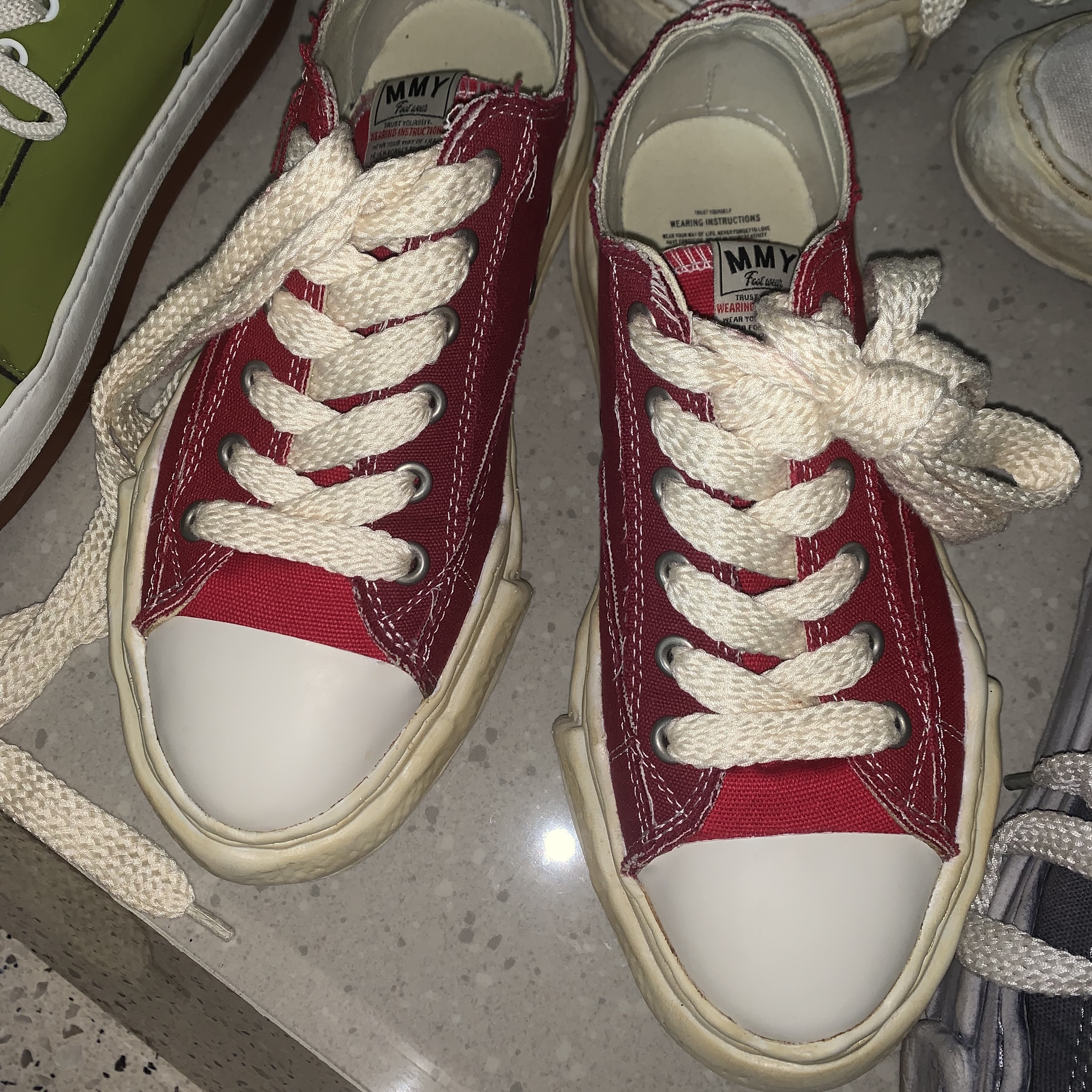 Maison Mihara Yasuhiro Peterson OG Sole OD Canvas Low-top Sneakers Red, Maison Mihara Yasuhiro Baker OG Sole OD Canvas Low-top Sneakers White 착용 스타일 - 3