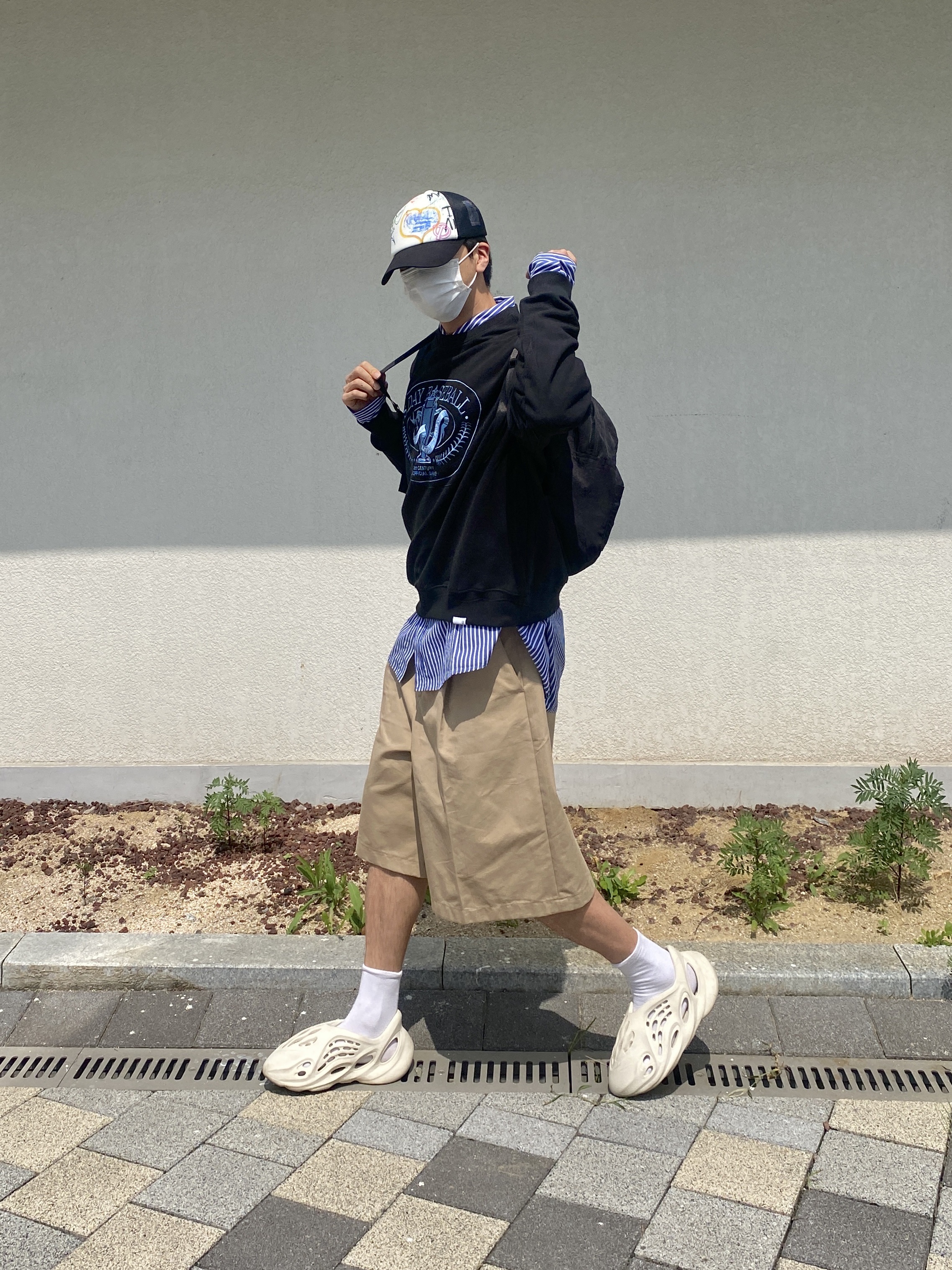 Adidas Yeezy Foam RNNR Sand 착용 스타일 - 2