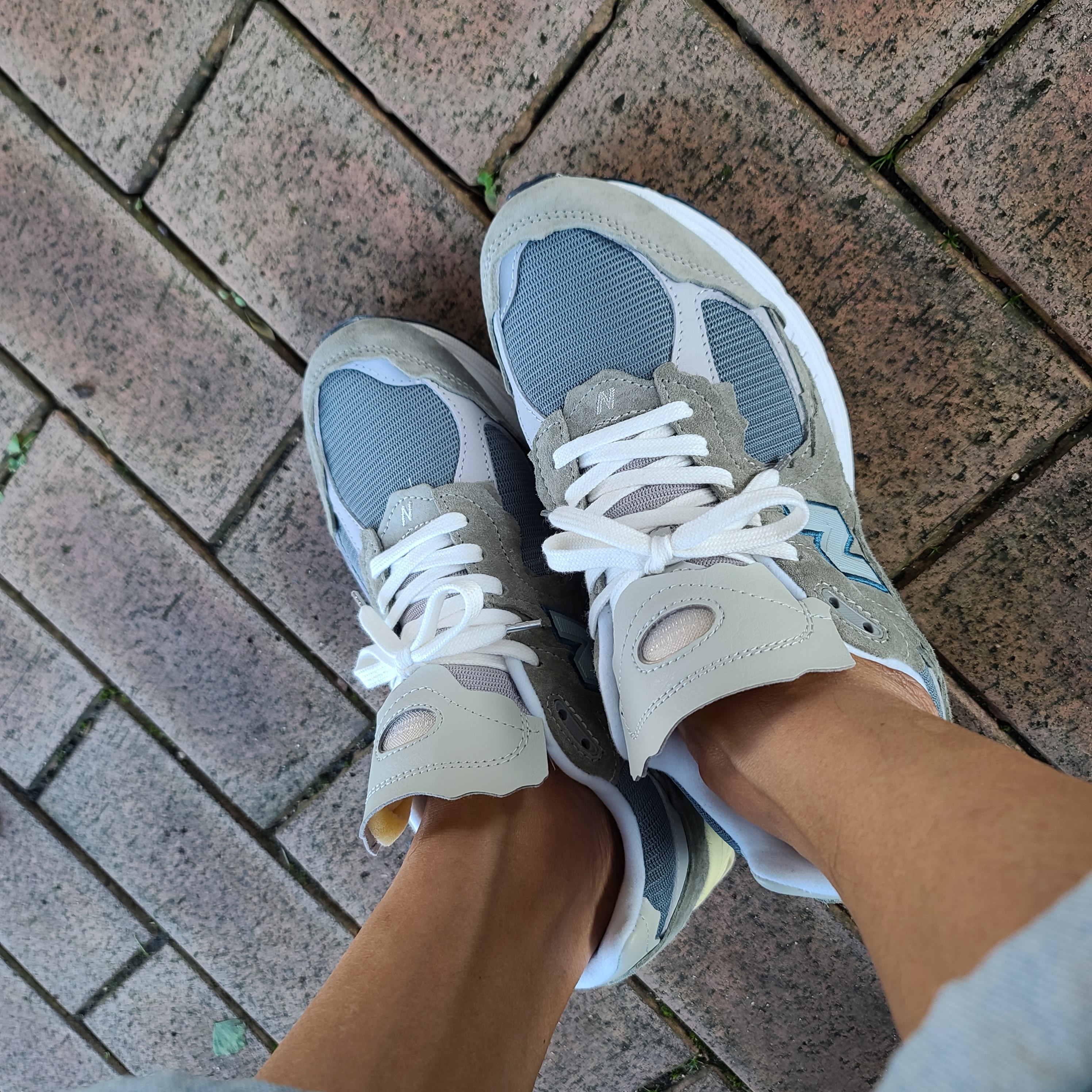 New Balance 2002R Protection Pack Mirage Grey 착용 스타일 - 1