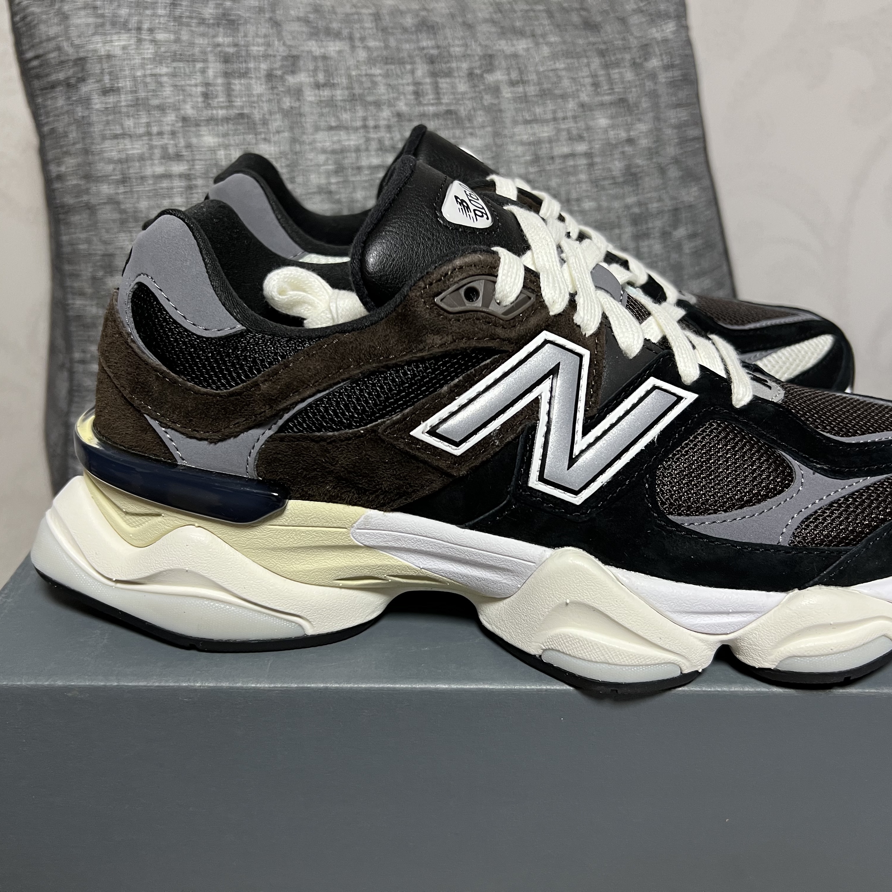 New Balance 9060 Black Dark Brown 착용 스타일 - 2