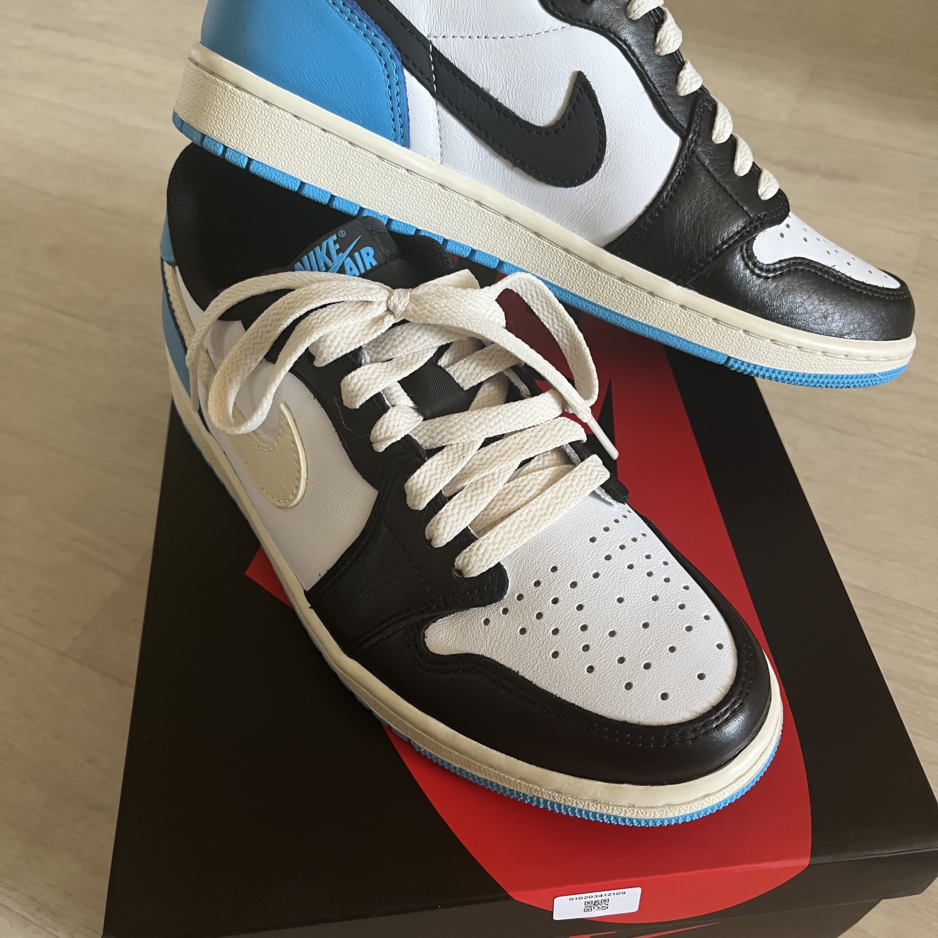 Jordan 1 Retro Low OG Black and Dark Powder Blue 착용 스타일 - 1