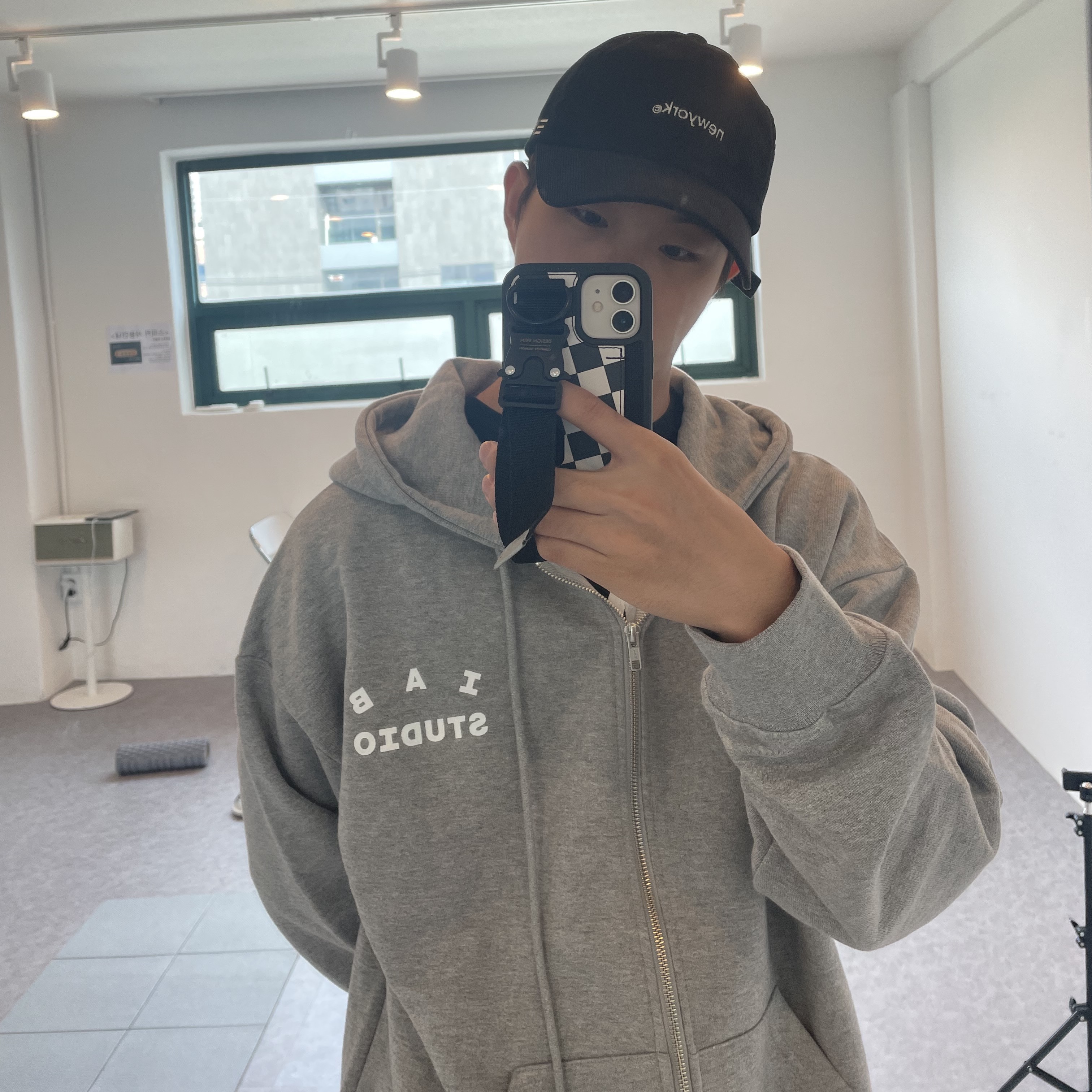 IAB Studio Zip-Up Hoodie Gray - 22FW 착용 스타일 - 2