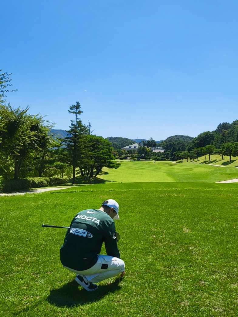 Jordan 1 Low Golf Triple White, Nike x Drake Nocta Golf Crewneck Top Green - Asia 착용 스타일 - 2