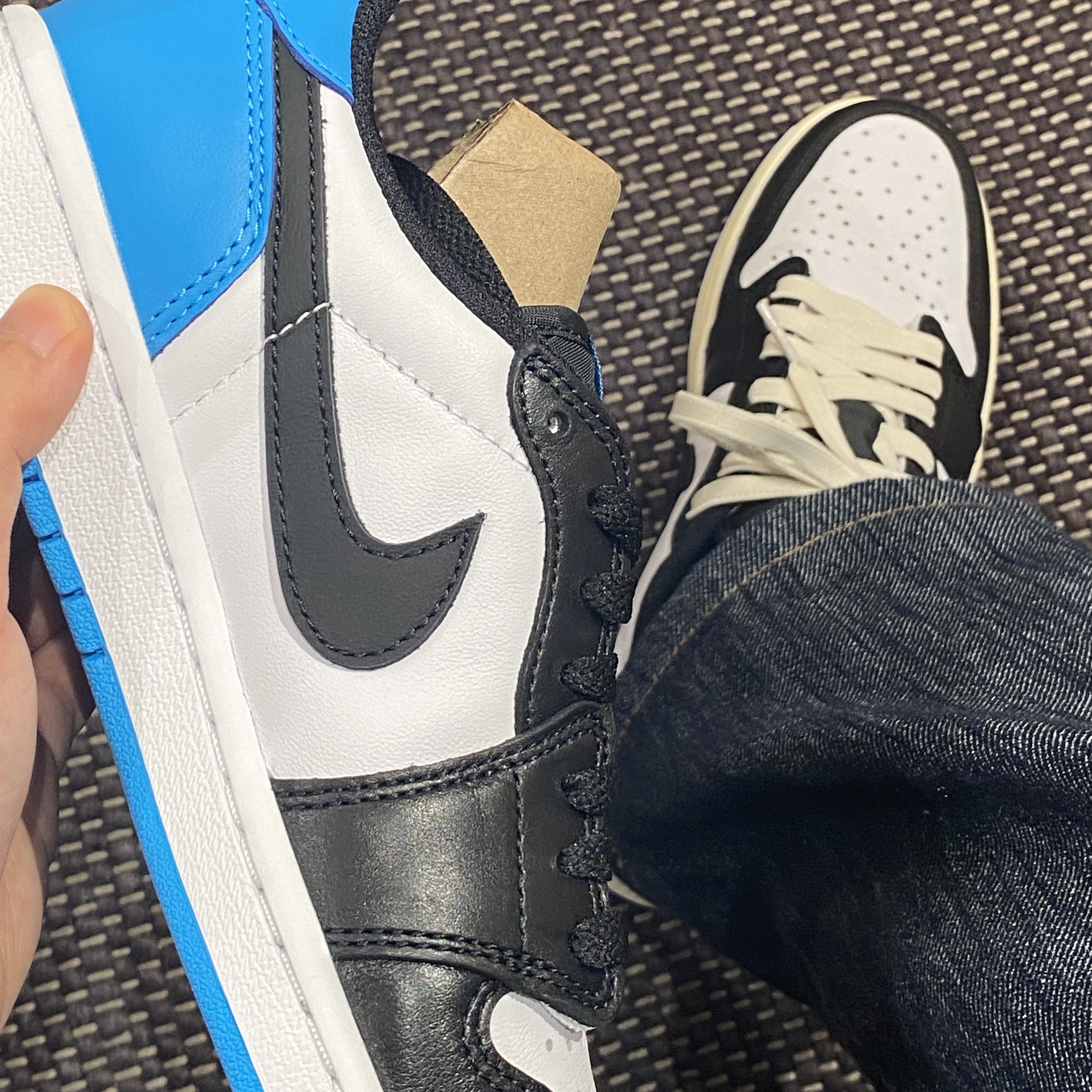 Jordan 1 Retro Low OG Black and Dark Powder Blue 착용 스타일 - 3