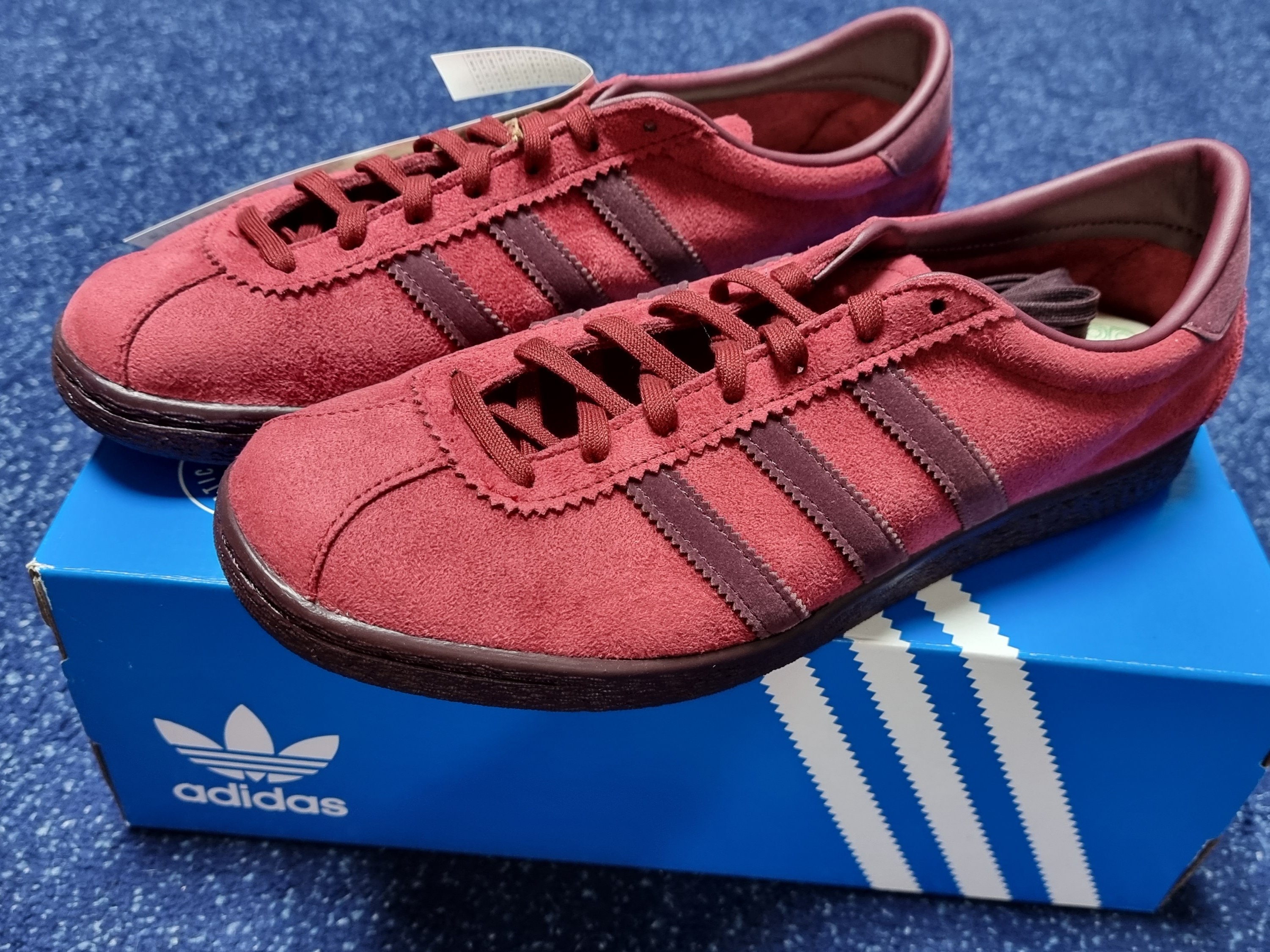 Adidas Tobacco Gruen Collegiate Burgundy 착용 스타일