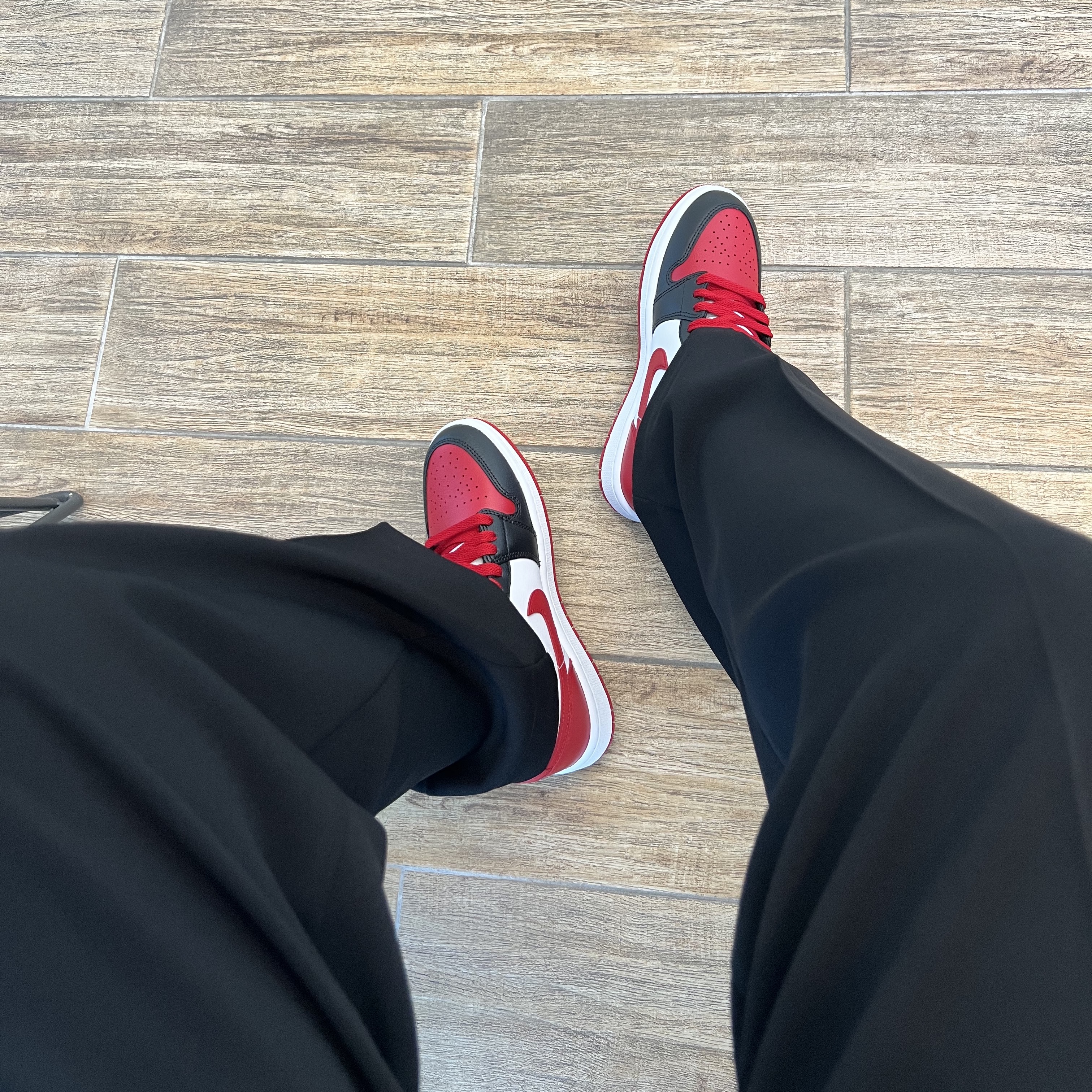(W) Jordan 1 Mid Black and Gym Red 착용 스타일 - 2