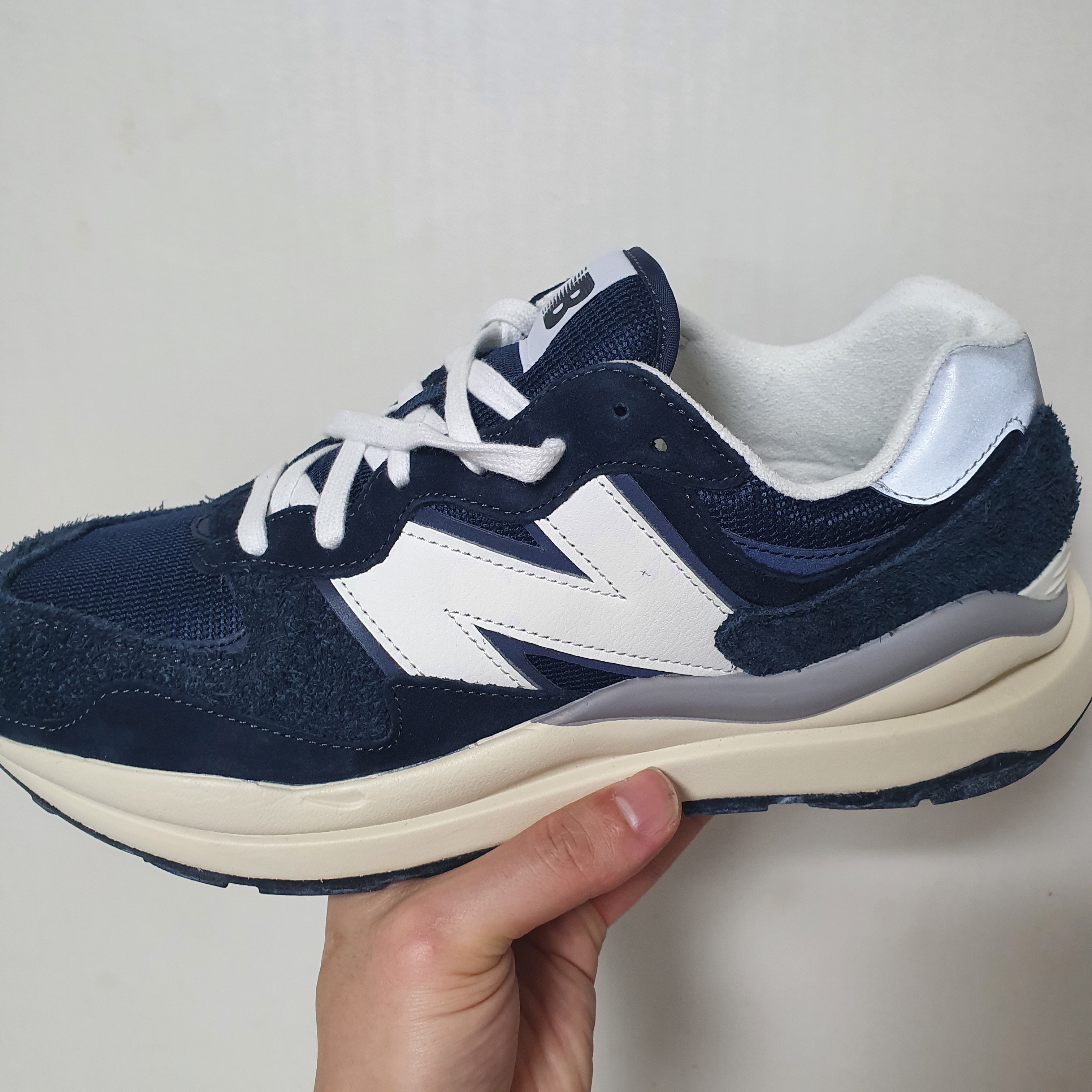 New Balance 5740 Vintage Lux Eclipse 착용 스타일 - 1
