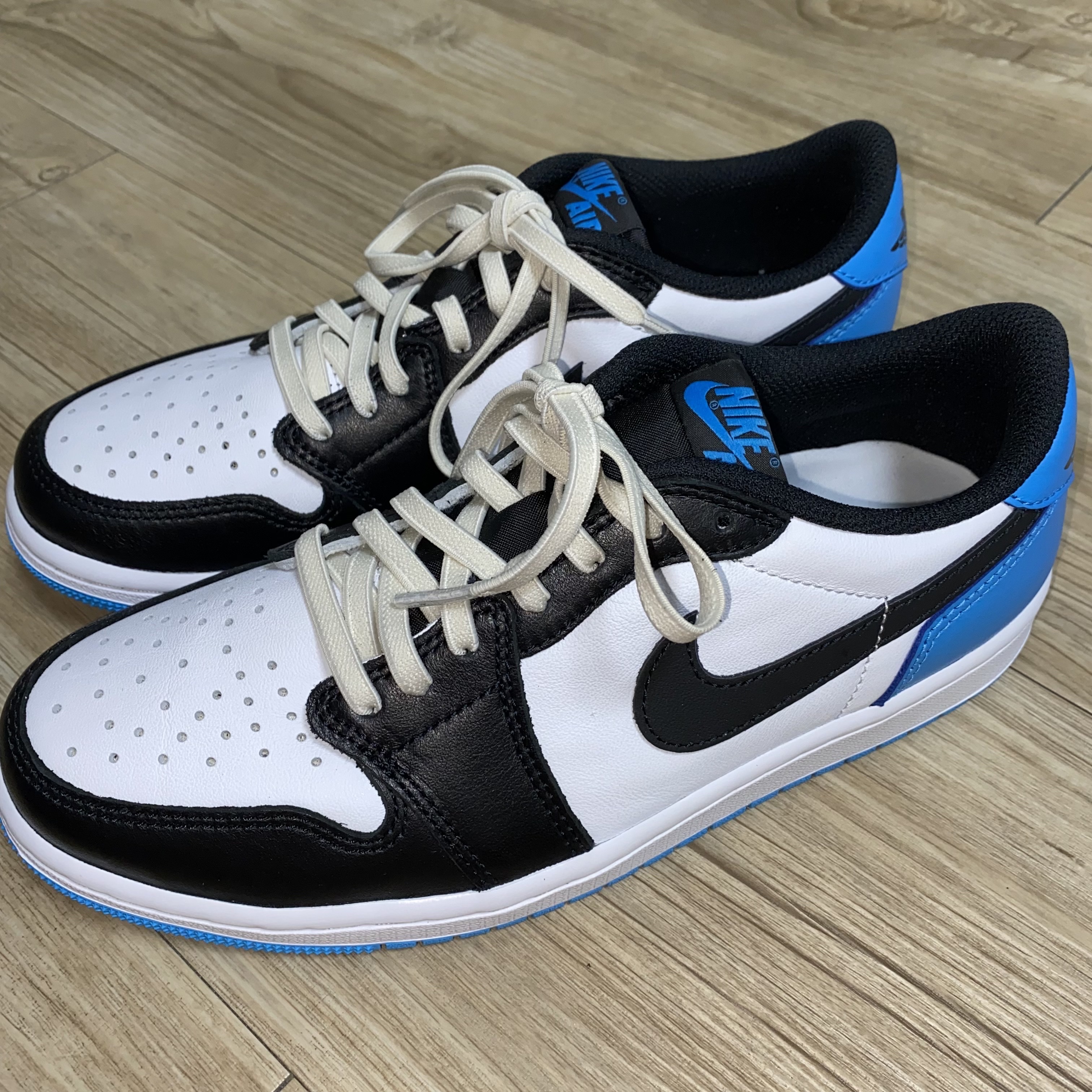 Jordan 1 Retro Low OG Black and Dark Powder Blue 착용 스타일 - 2