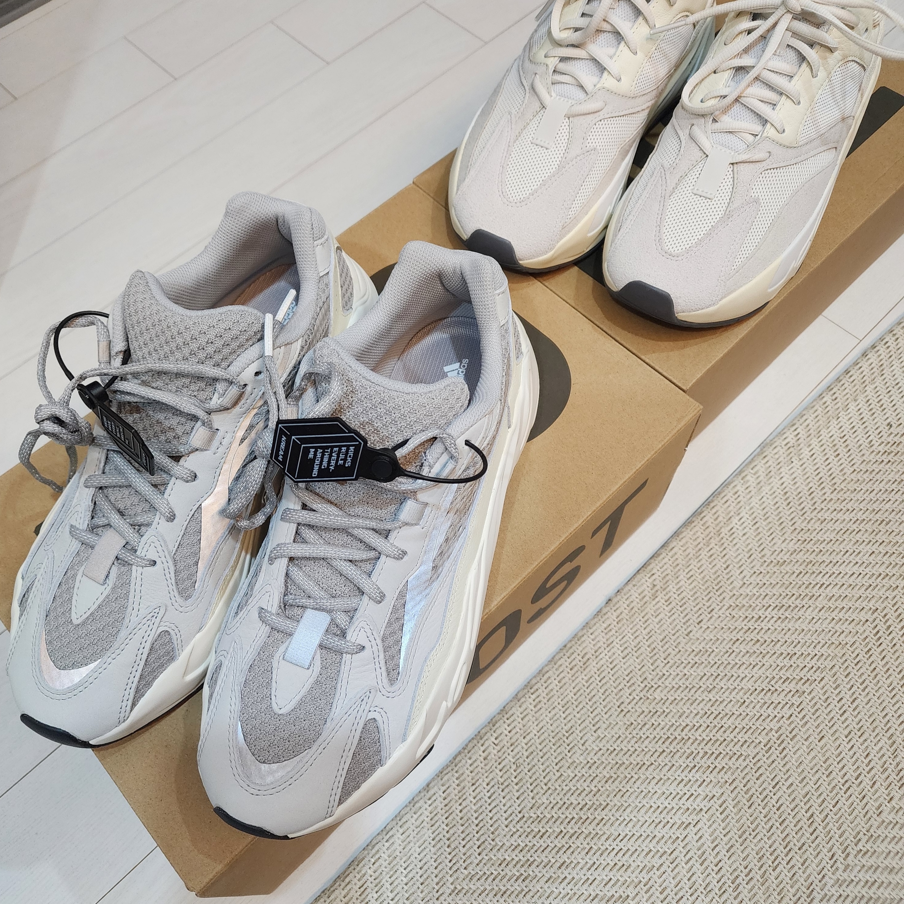Adidas Yeezy Boost 700 V2 Static 2022, Adidas Yeezy Boost 700 Analog 2022/2023 착용 스타일