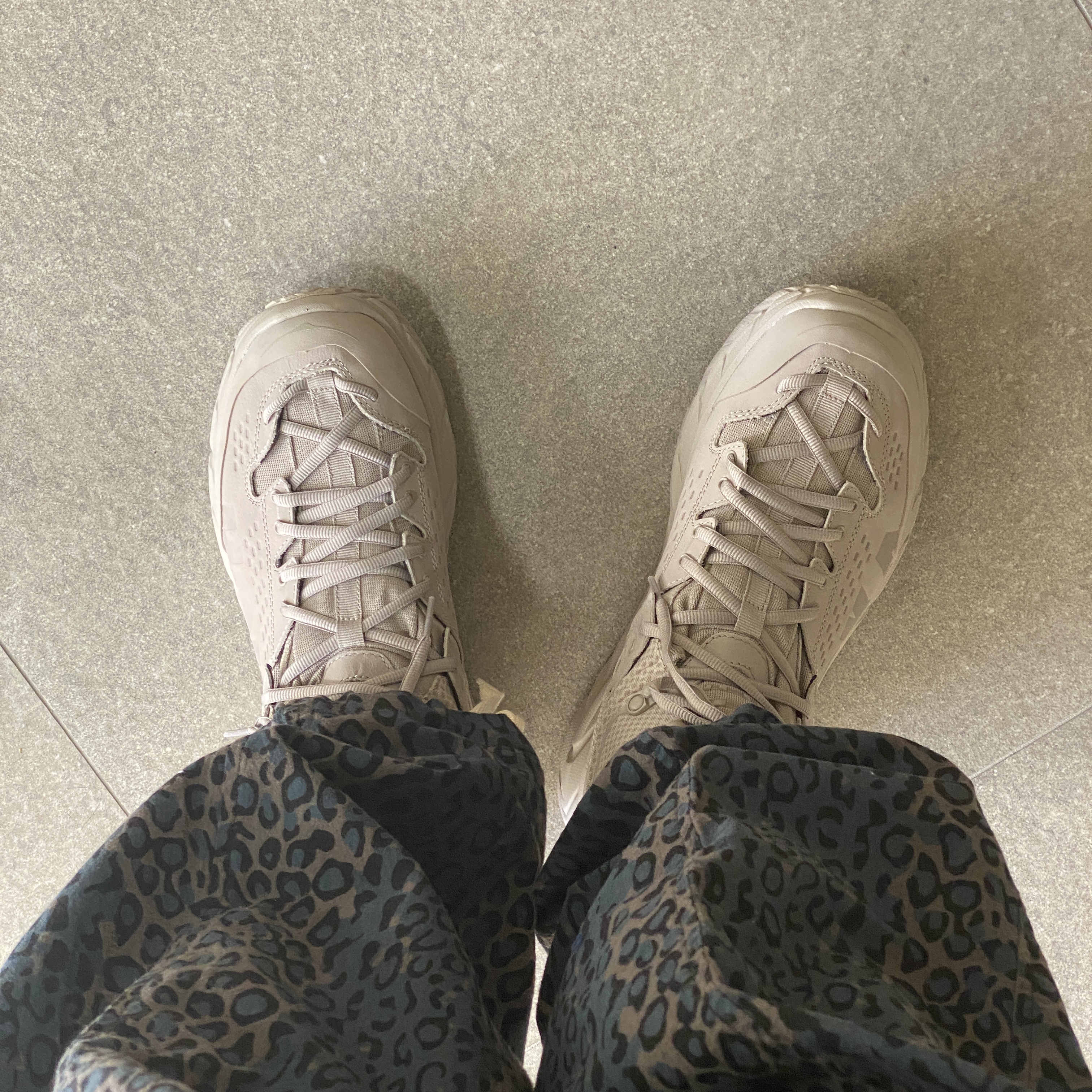 Hoka Tor Ultra Hi 2 Wp Simply Taupe 착용 스타일 - 1