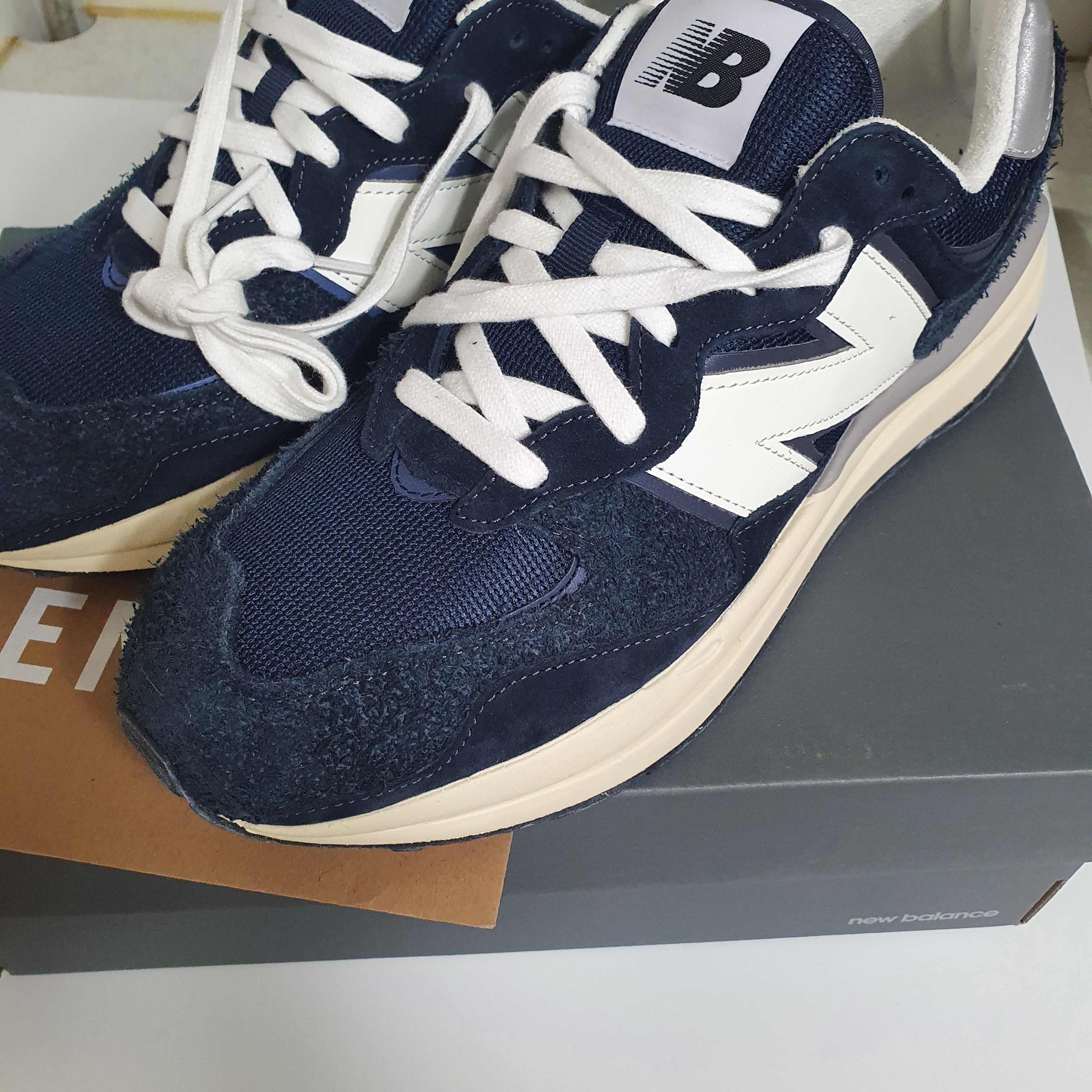 New Balance 5740 Vintage Lux Eclipse 착용 스타일 - 4