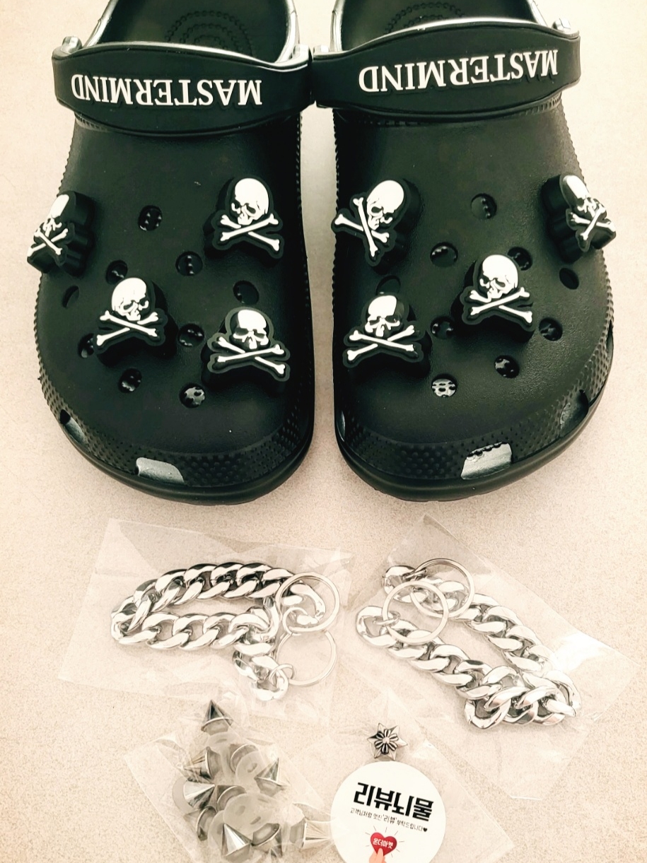 Crocs x Mastermind Classic Clog Black 착용 스타일 - 1