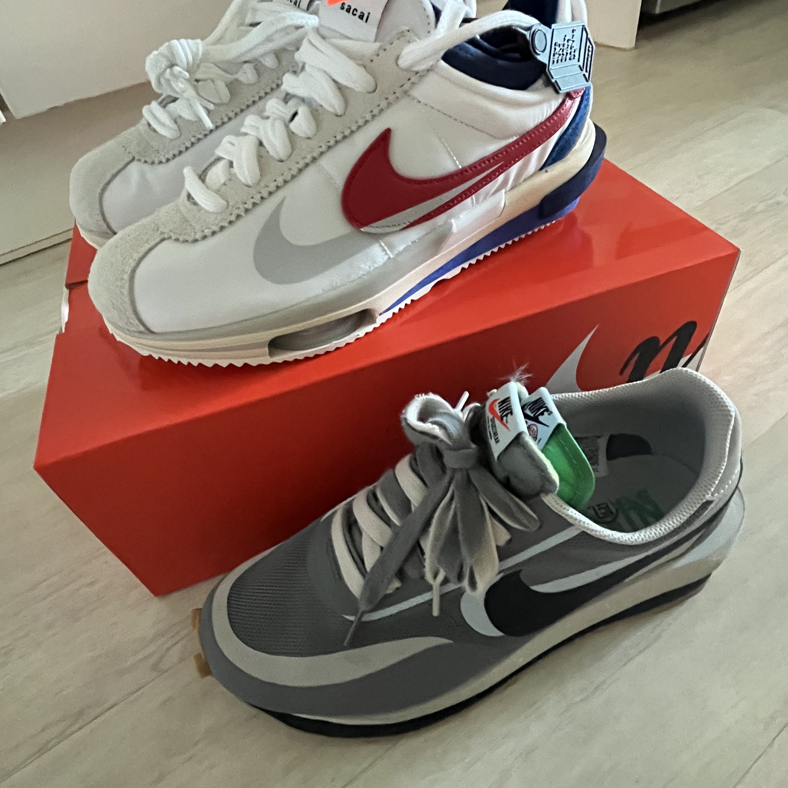 Nike x Sacai Zoom Cortez SP White and University Red, Nike x Sacai x Clot LDWaffle Cool Grey 착용 스타일 - 2