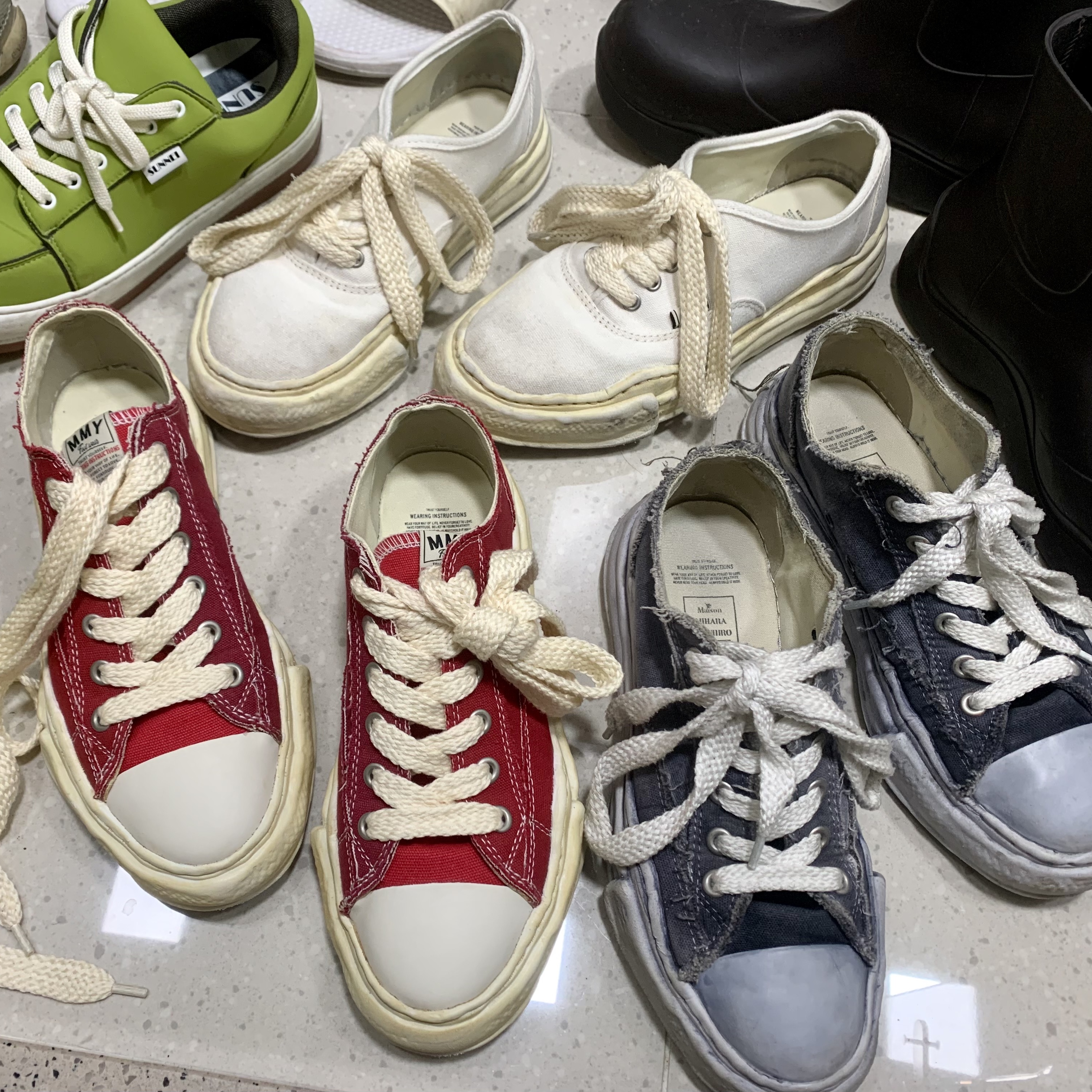 Maison Mihara Yasuhiro Peterson OG Sole OD Canvas Low-top Sneakers Red, Maison Mihara Yasuhiro Baker OG Sole OD Canvas Low-top Sneakers White 착용 스타일 - 2