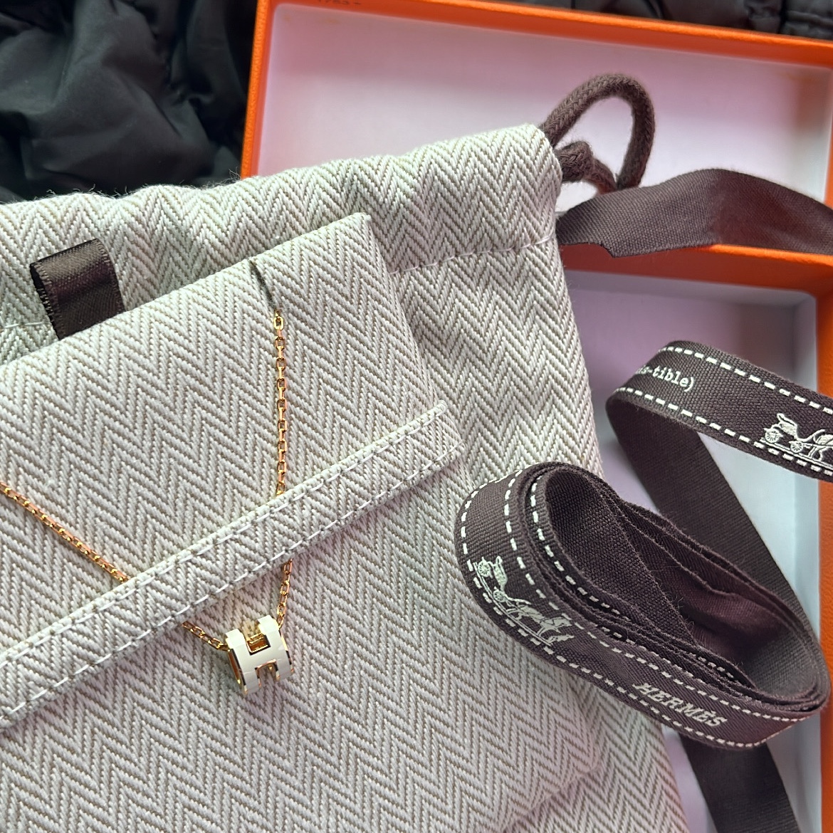 (W) Hermes Mini Pop H Pendant Gold & Blanc 착용 스타일