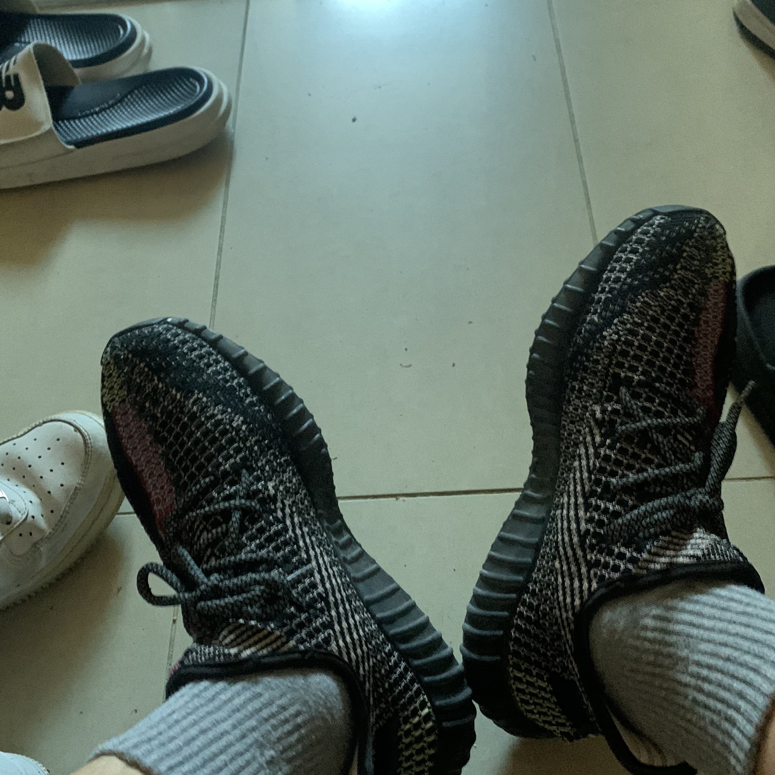 Adidas Yeezy Boost 350 V2 Yecheil - Reflective 착용 스타일 - 1