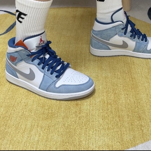 Jordan 1 Mid SE French Blue Fire Red 착용 스타일 - 2