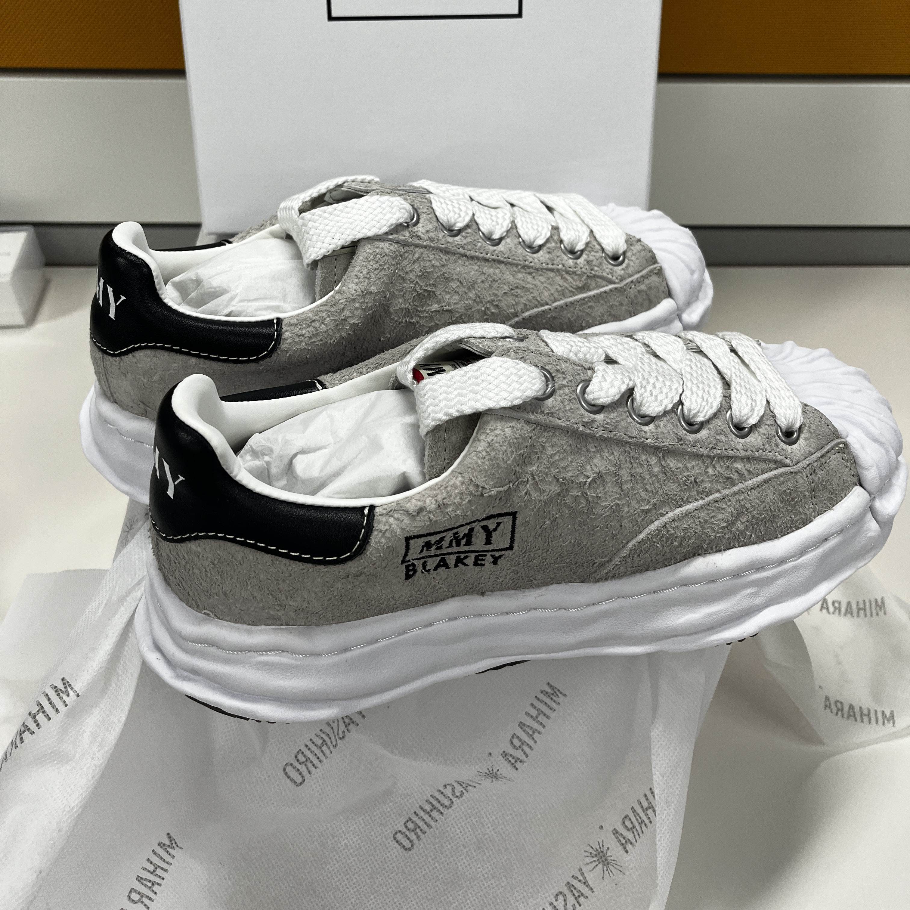 Maison Mihara Yasuhiro Blakey OG Sole Broken Suede Low-top Sneakers White 착용 스타일