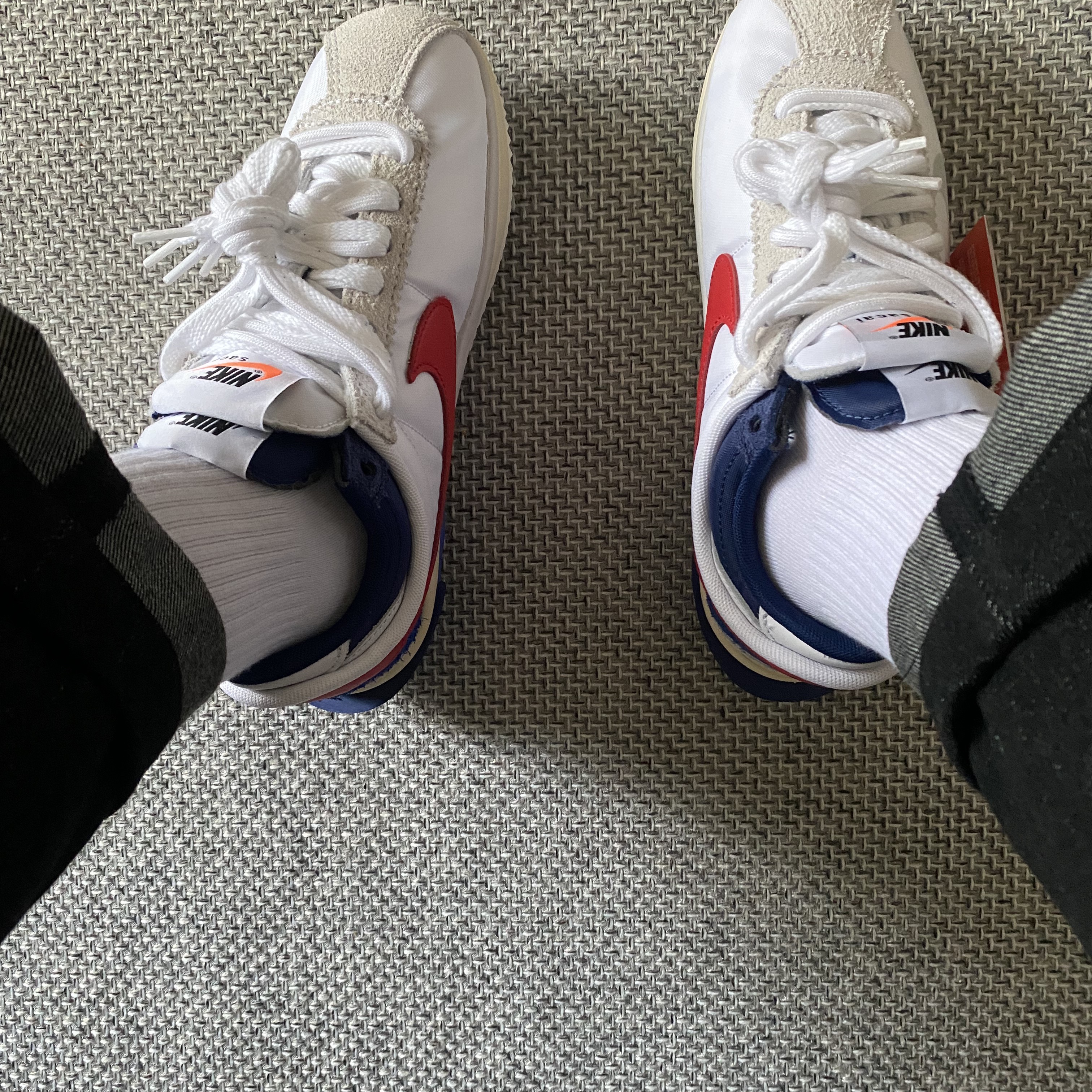 Nike x Sacai Zoom Cortez SP White and University Red 착용 스타일 - 2