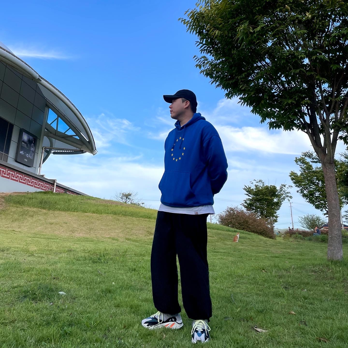 Souvenir Official Eunify Classic Hoodie Blue, Adidas Yeezy Boost 700 Wave Runner Solid Grey 2021/2022 착용 스타일 - 4
