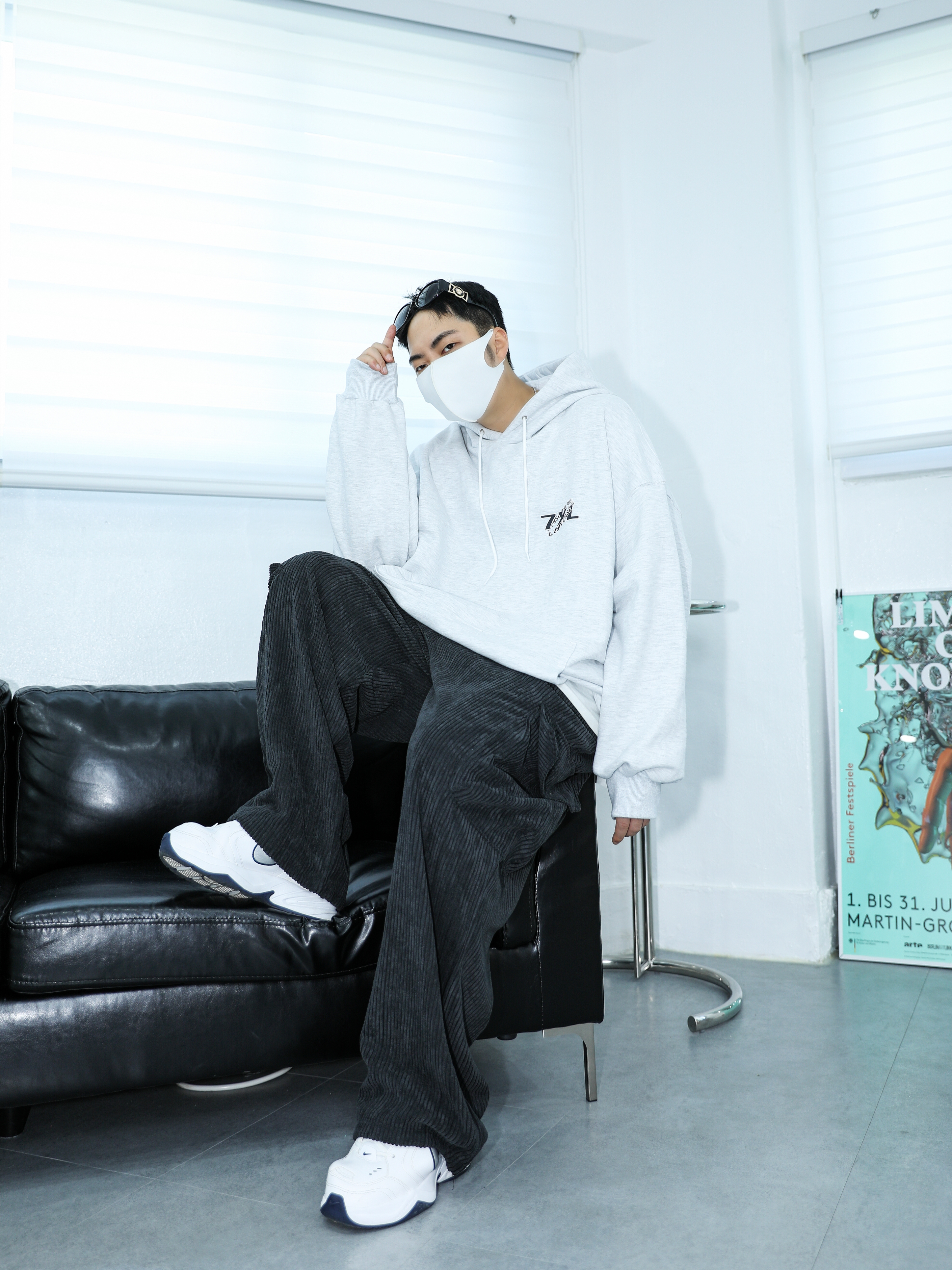 Nike x Martine Rose Air Monarch IV Martine Rose White 착용 스타일 - 1