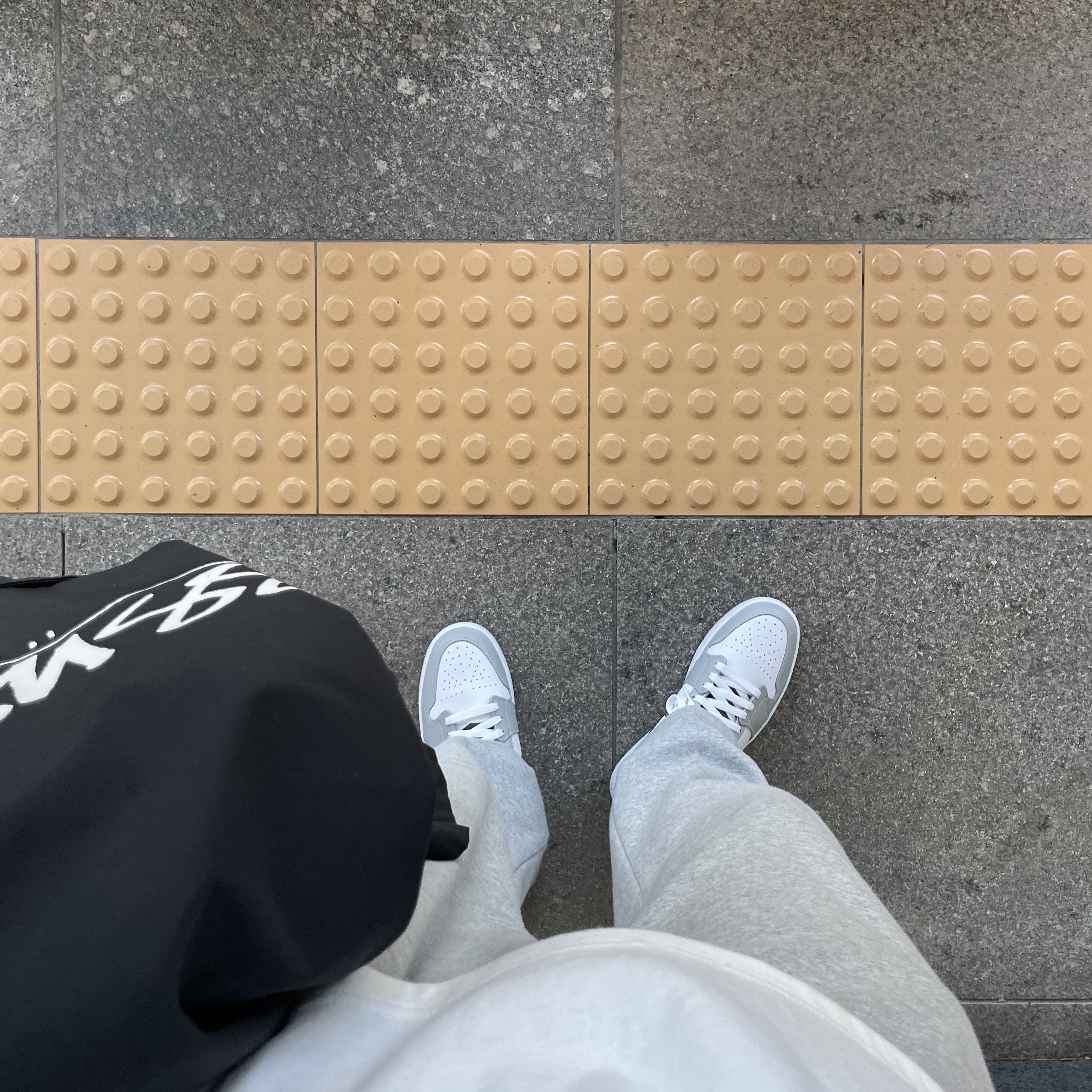 Stussy Smooth Stock Coach Jacket Black, Jordan 1 Mid Light Smoke Grey Anthracite 착용 스타일