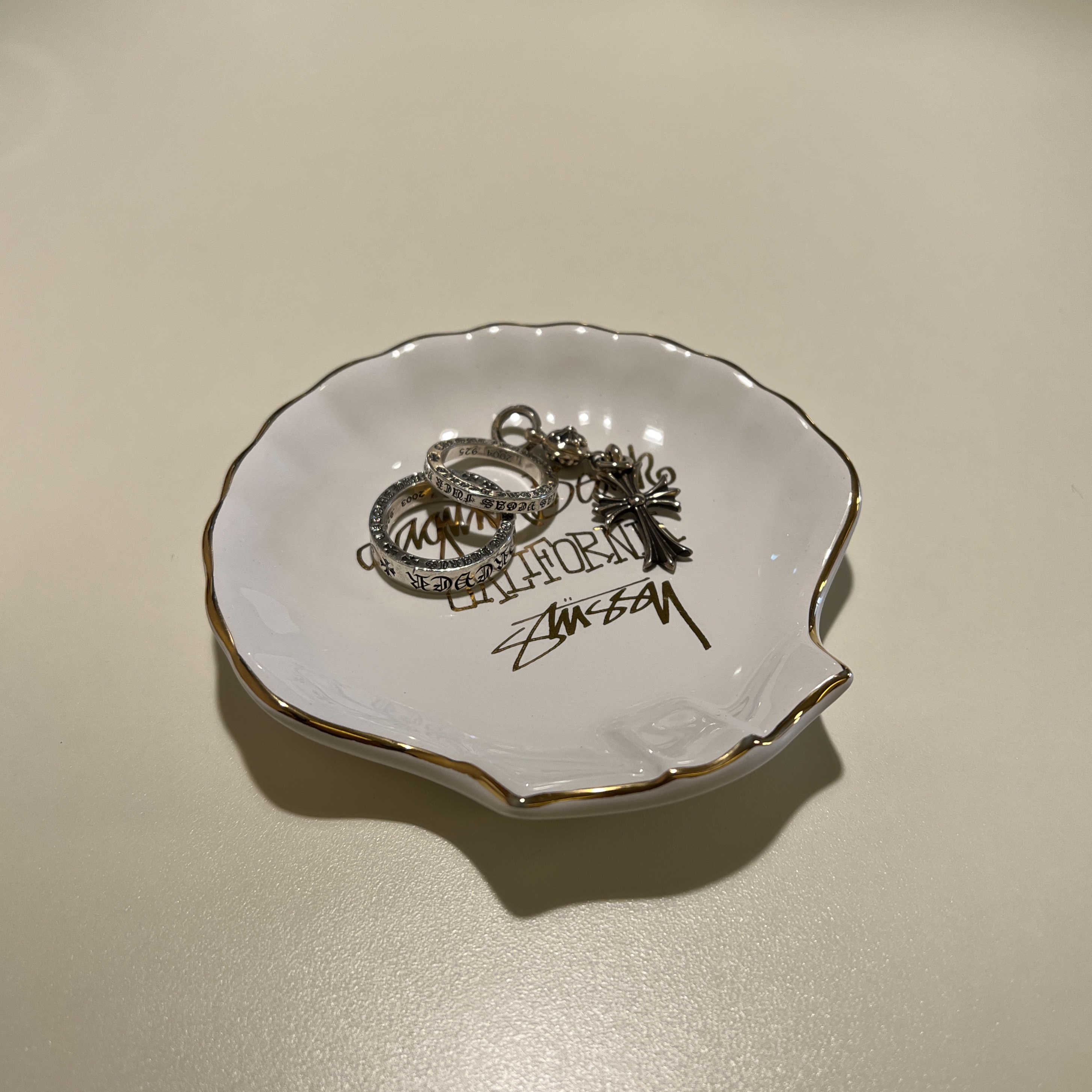 Stussy Ceramic Seashell Ashtray White 착용 스타일