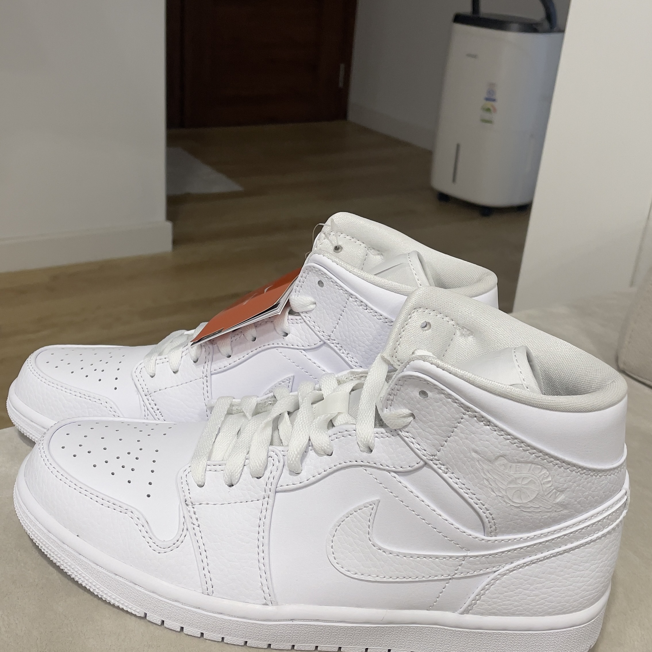 Jordan 1 Mid Triple White 착용 스타일 - 1