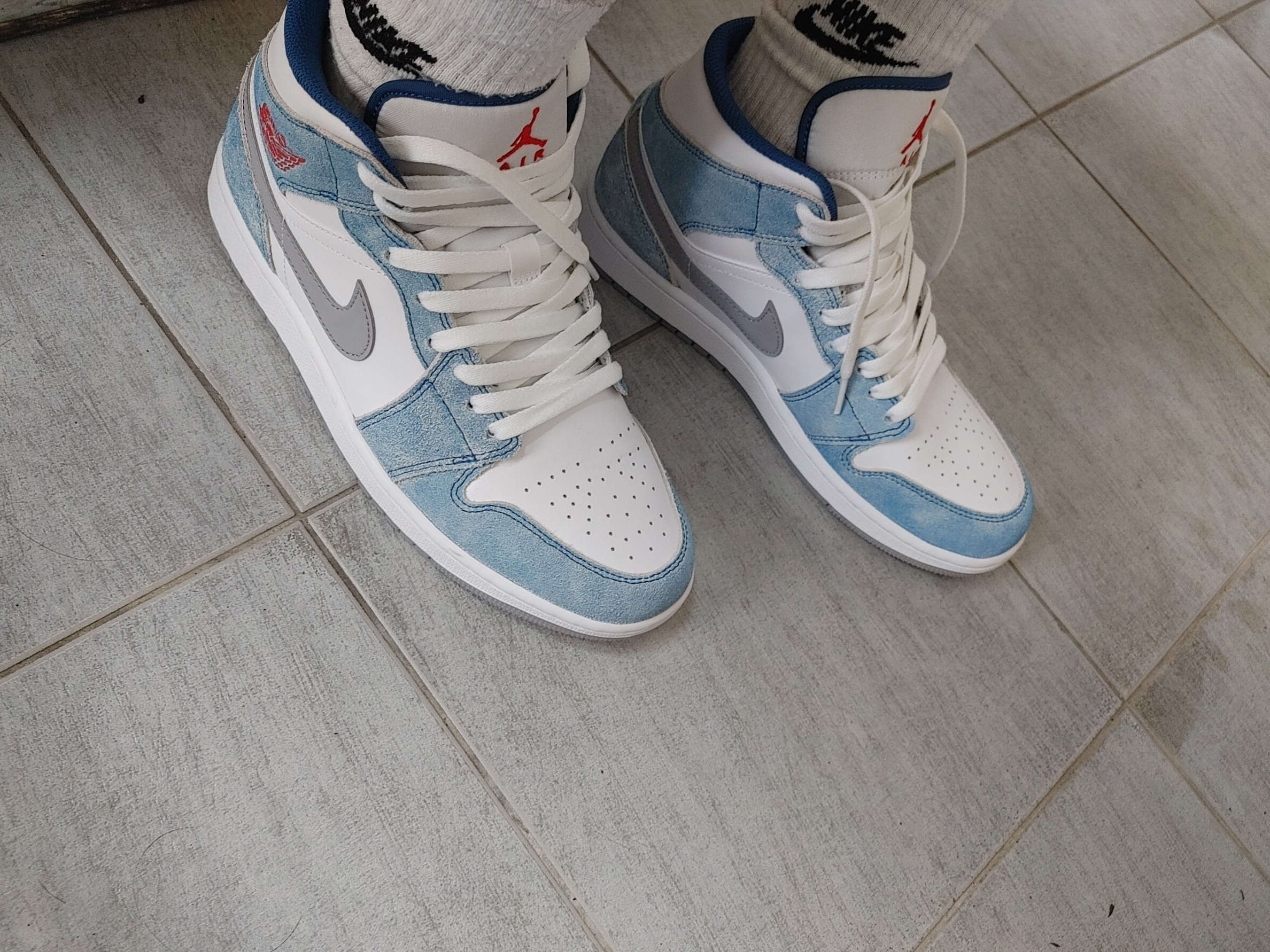 Jordan 1 Mid SE French Blue Fire Red 착용 스타일