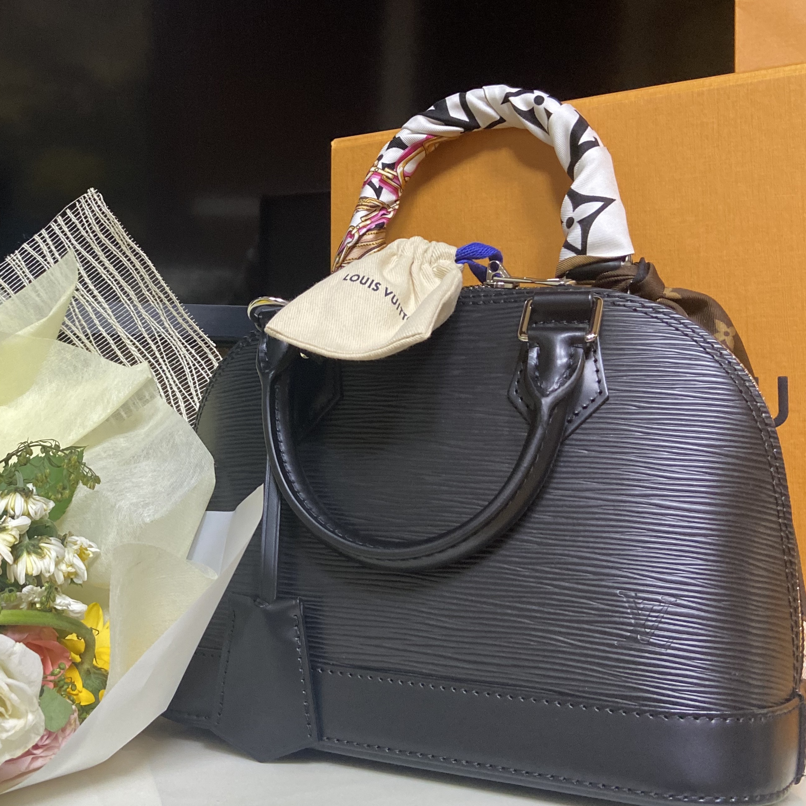 Louis Vuitton Alma BB Epi Black, (W) Louis Vuitton Let's Go BB Bandeau Black 착용 스타일 - 3