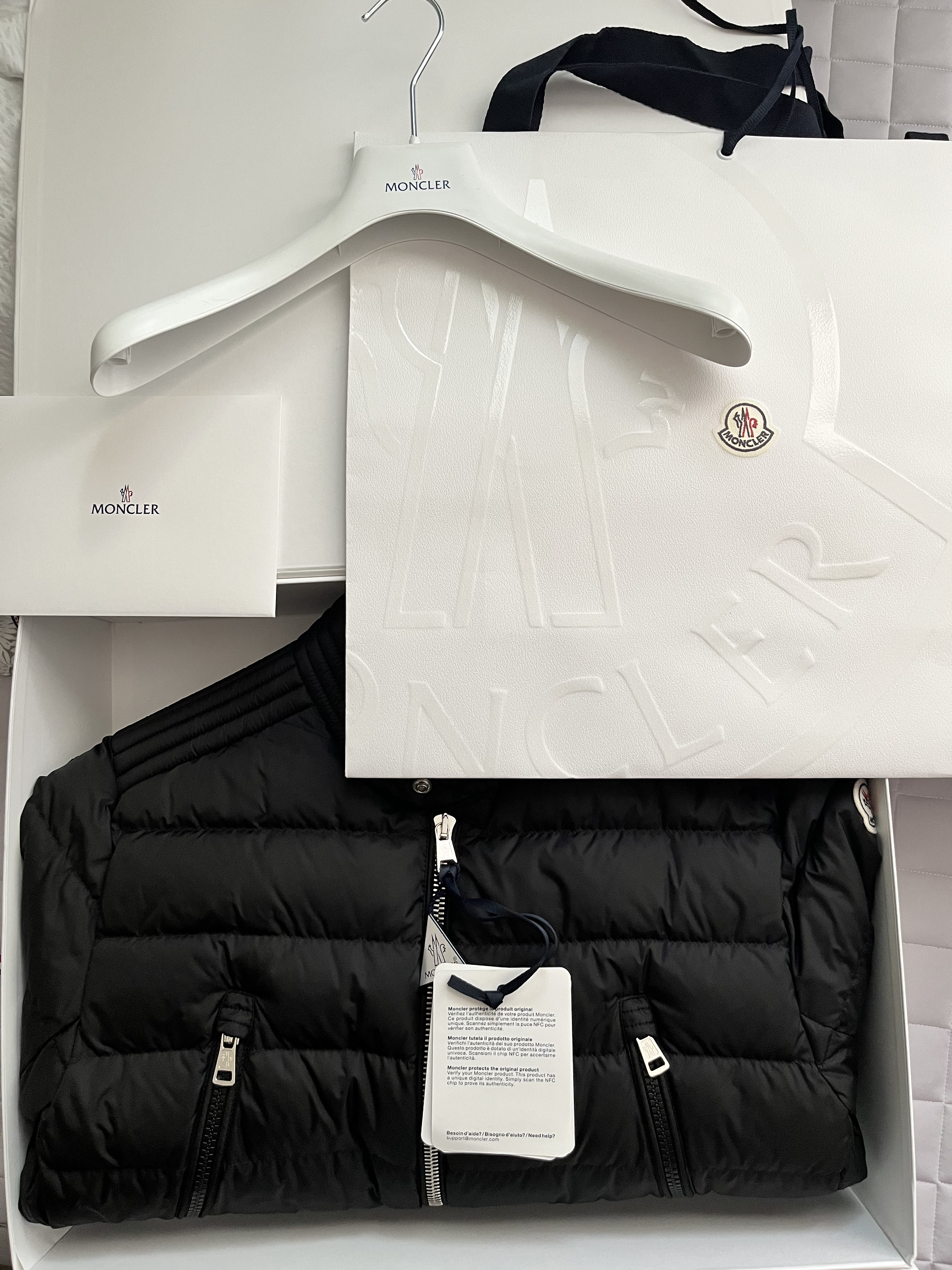 Moncler Amiot Short Down Jacket Black - 22FW 착용 스타일 - 1