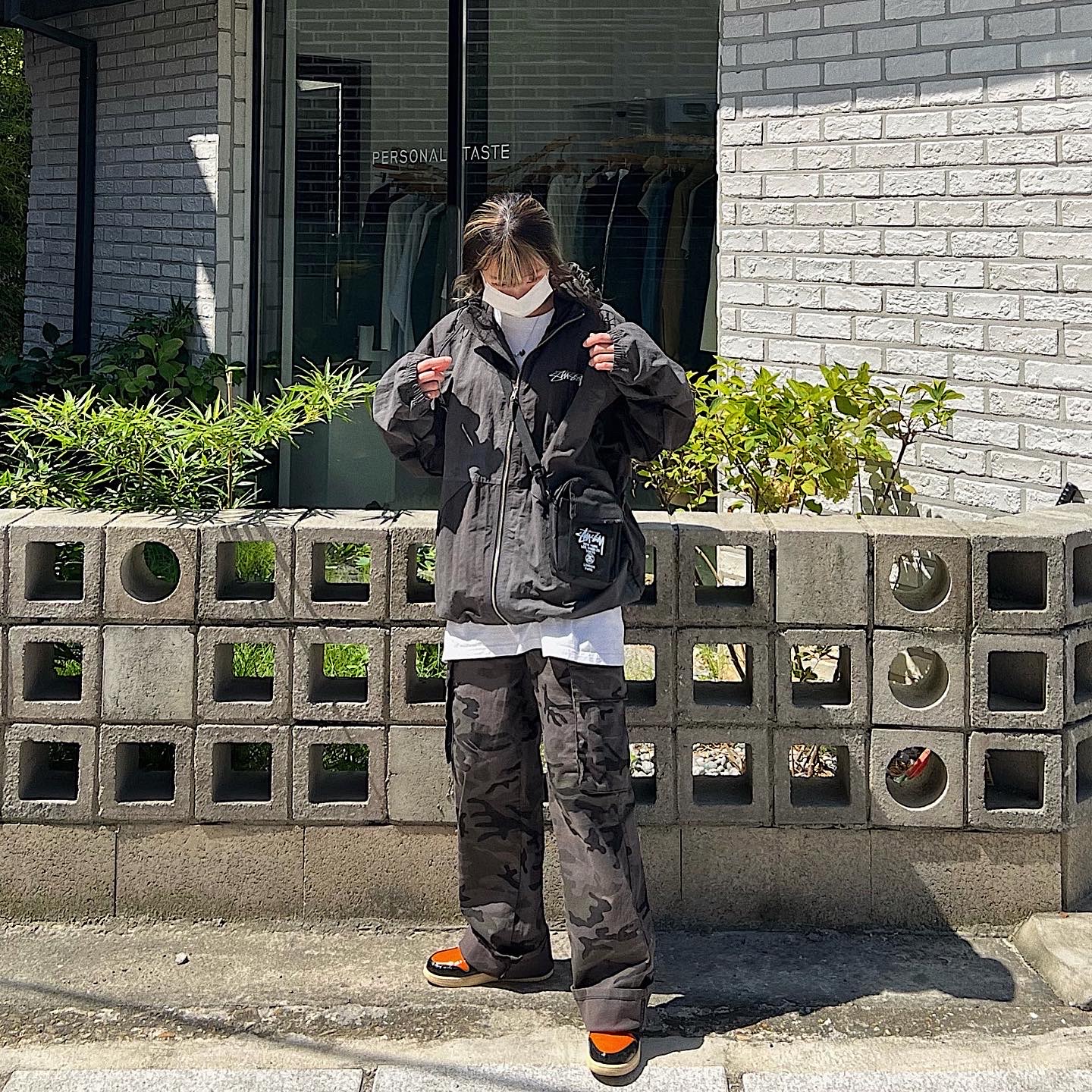 Stussy Wave Dye Beach Shell Jacket Black, Jordan 1 Retro High Shattered Backboard 3.0 착용 스타일 - 2