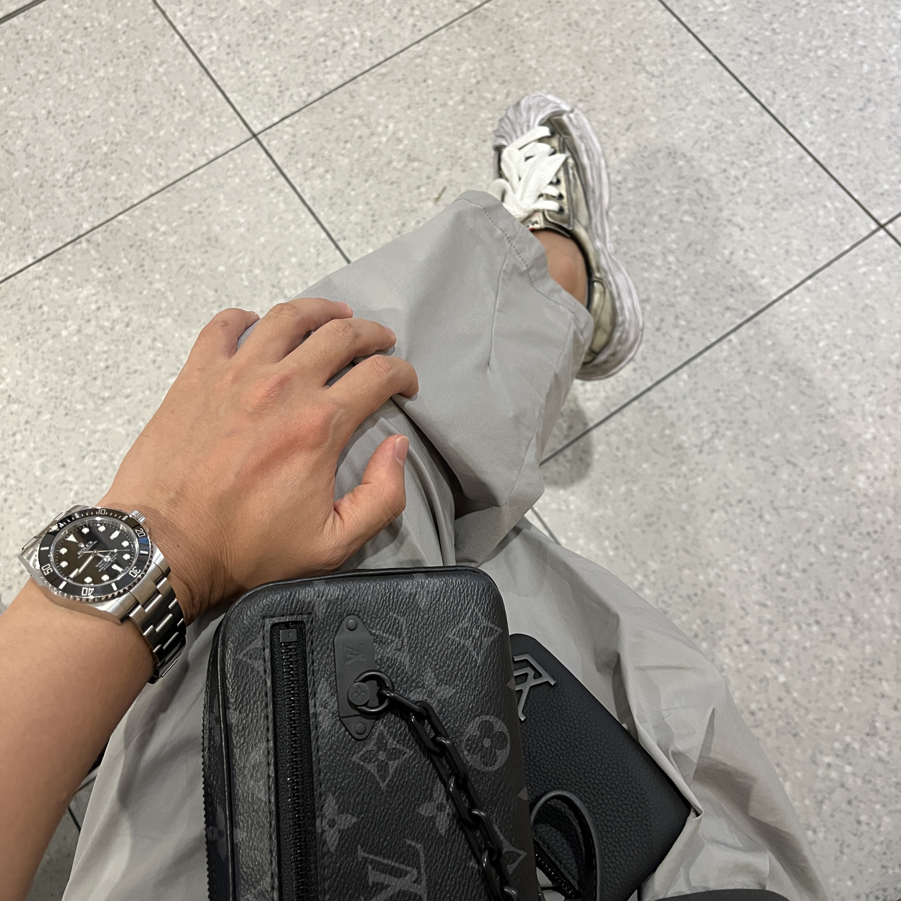 Maison Mihara Yasuhiro Blakey OG Sole Brushed Patent Low-top Sneakers White 착용 스타일