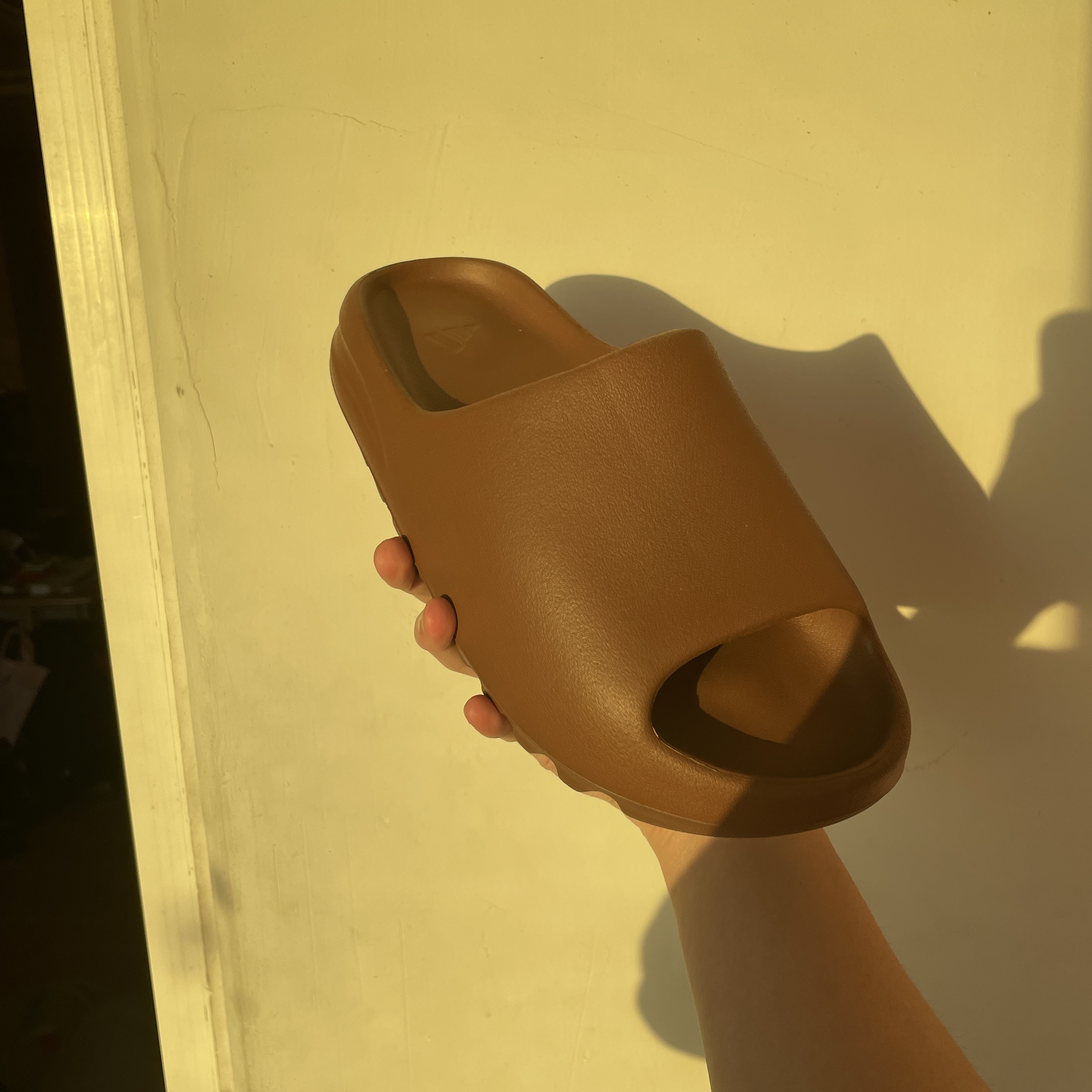 Adidas Yeezy Slide Flax 착용 스타일 - 1