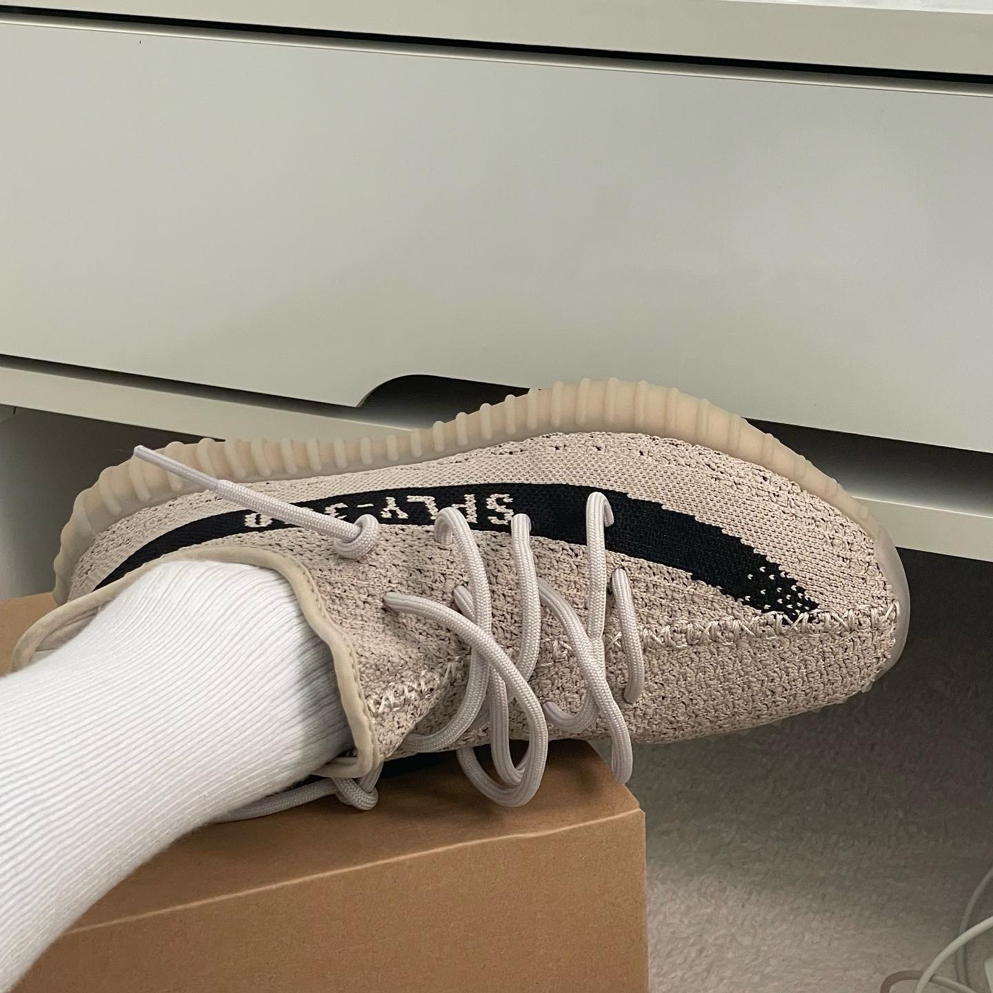 Adidas Yeezy Boost 350 V2 Slate Core Black 2022/2023 착용 스타일 - 1