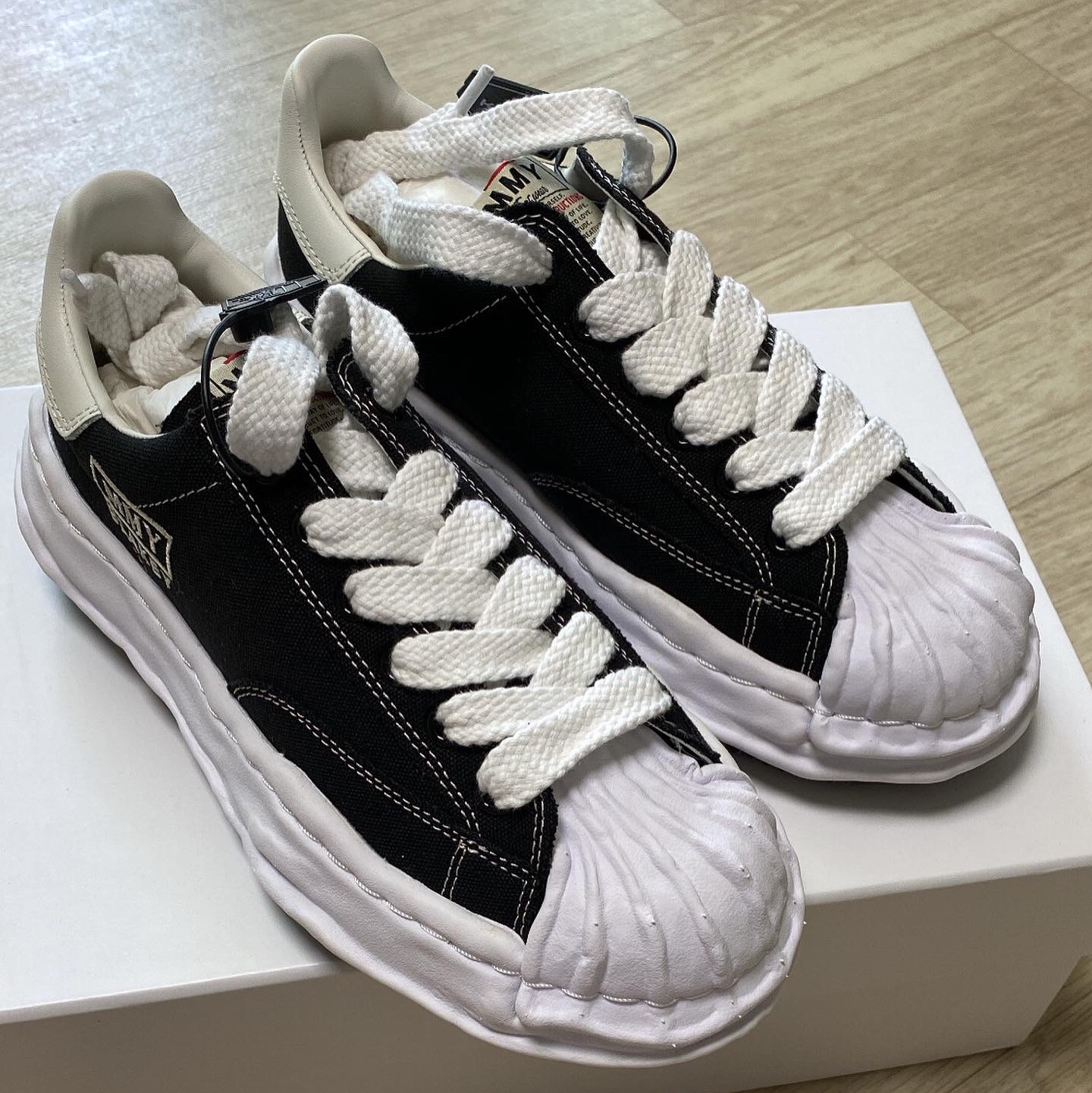 Maison Mihara Yasuhiro Blakey OG Sole Canvas Low-top Sneakers Black White 착용 스타일 - 3