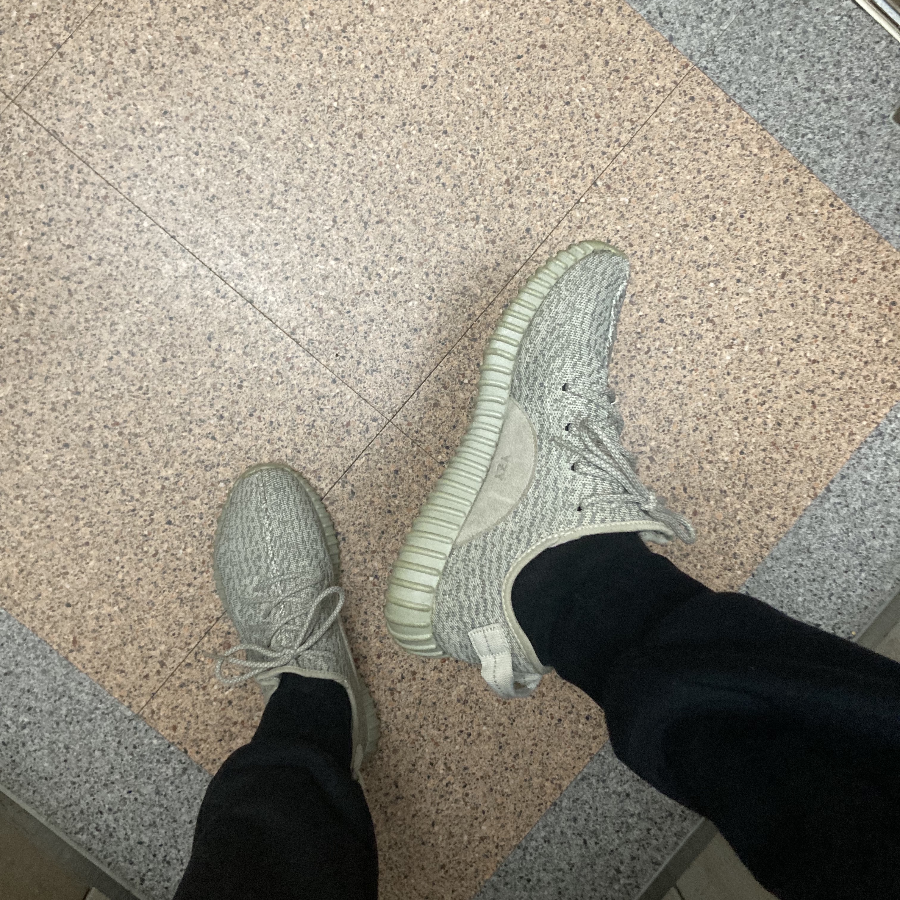 Adidas Yeezy Boost 350 Moonrock 착용 스타일