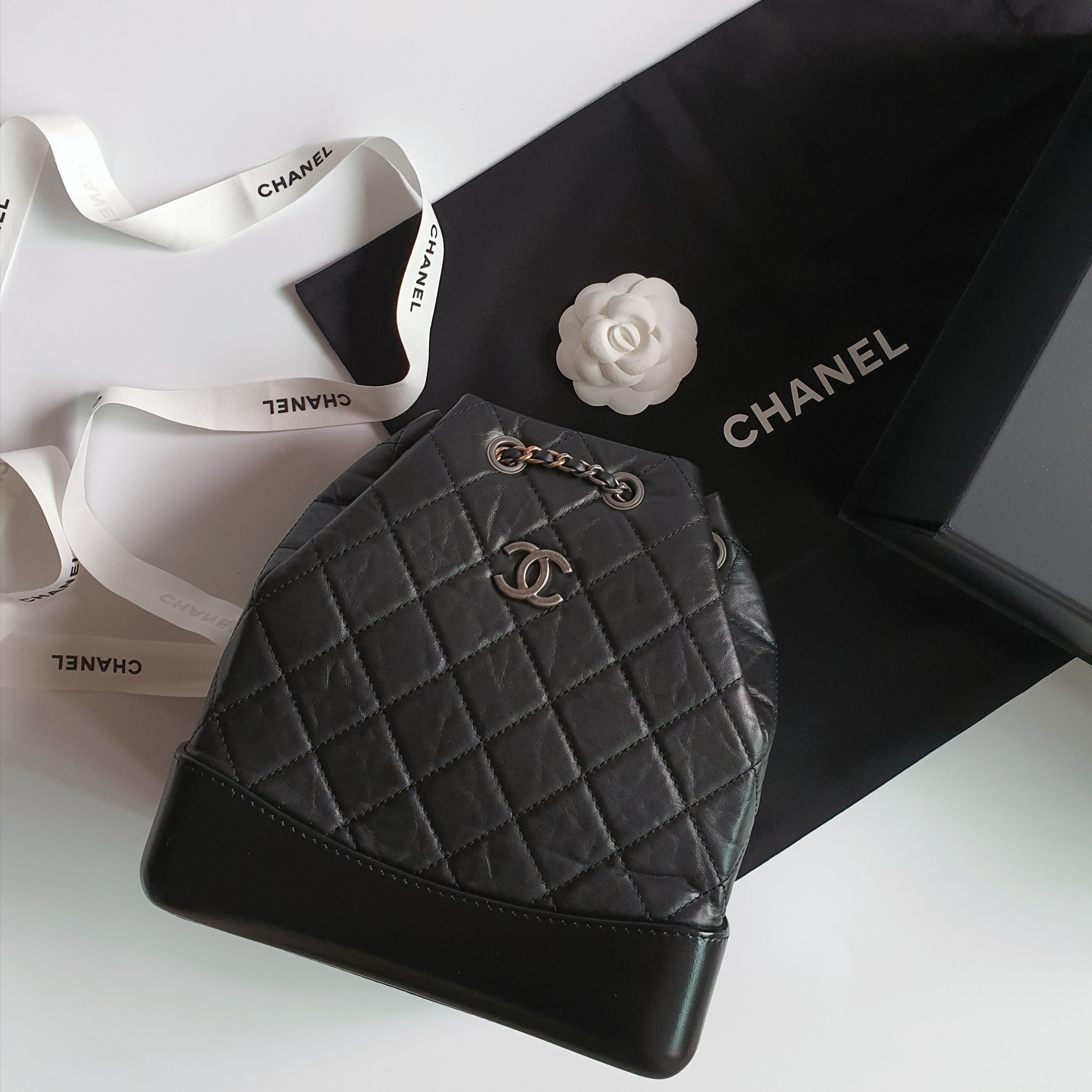 Chanel Small Gabrielle Backpack Aged Calfskin & Gold Silver Black 착용 스타일