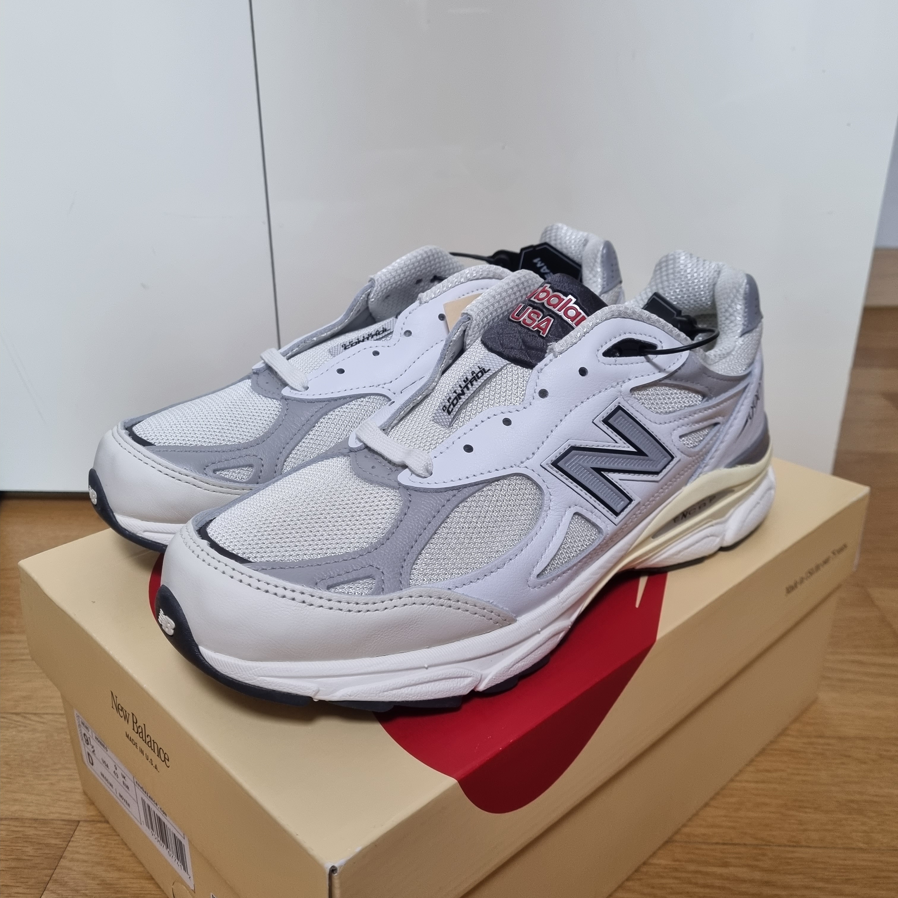 New Balance 990v3 Made in USA Sea Salt 착용 스타일 - 1