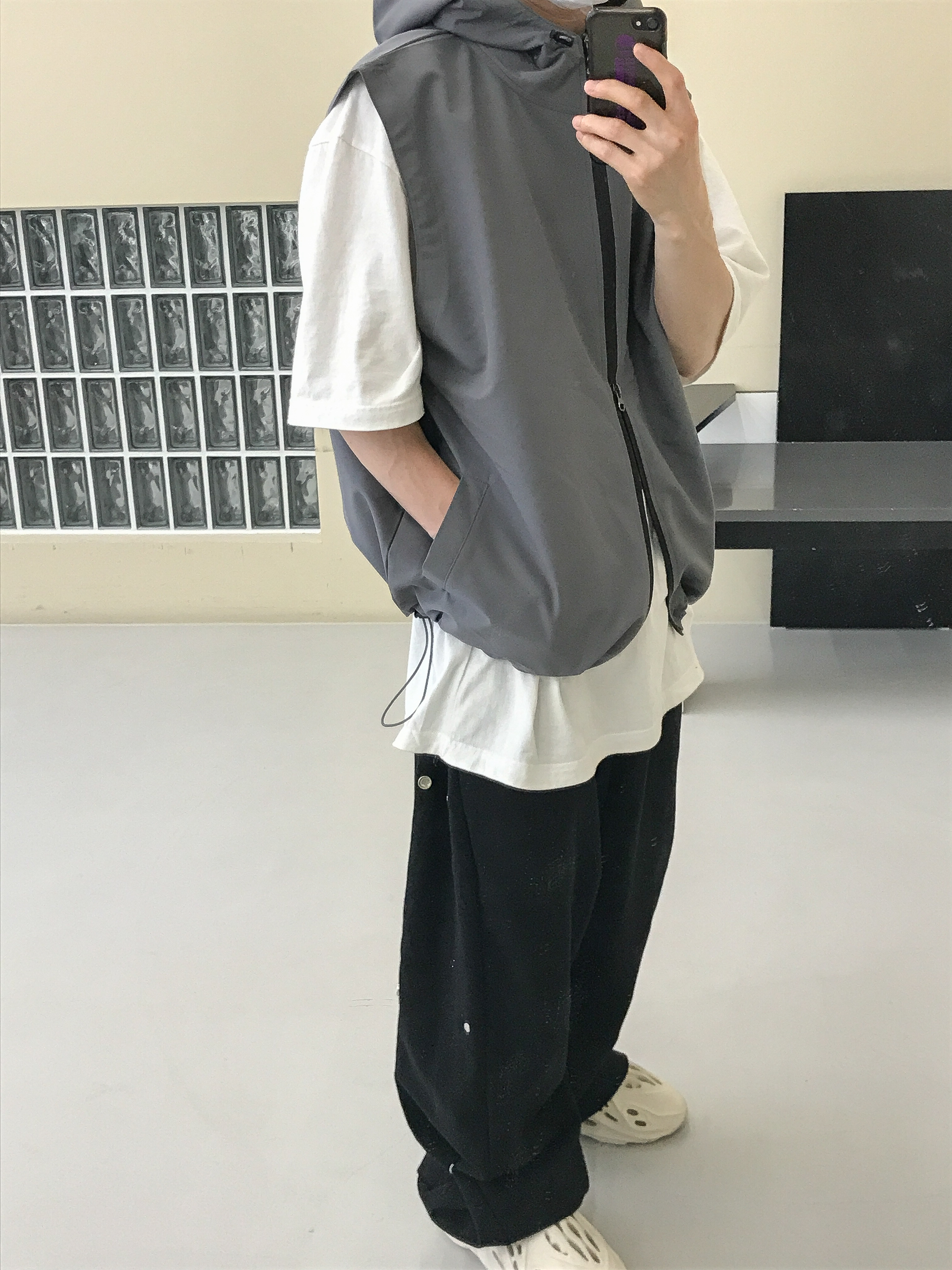 Adidas Yeezy Foam RNNR Sand 착용 스타일