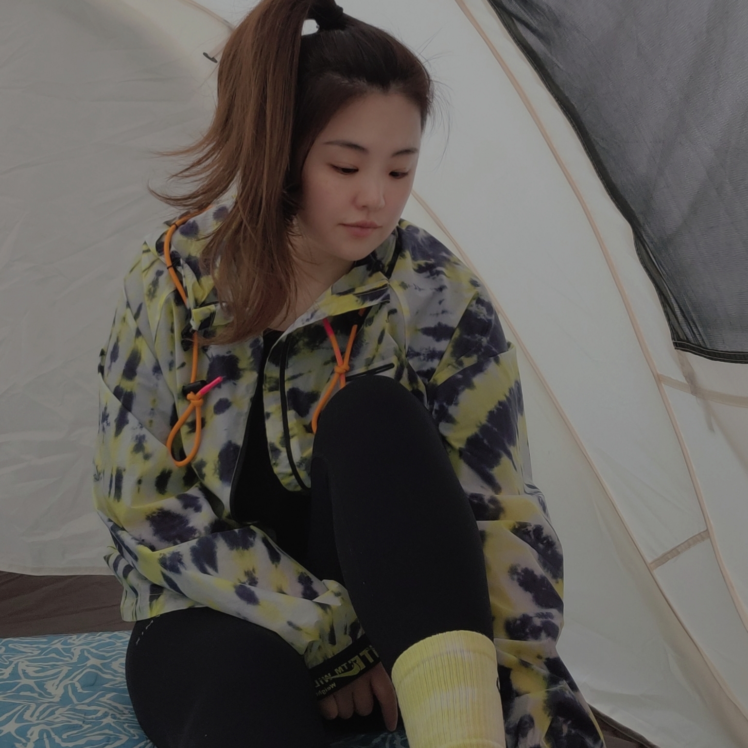 (W) Nike x Off-White NRG Tie Dye Jacket Volt 착용 스타일 - 2