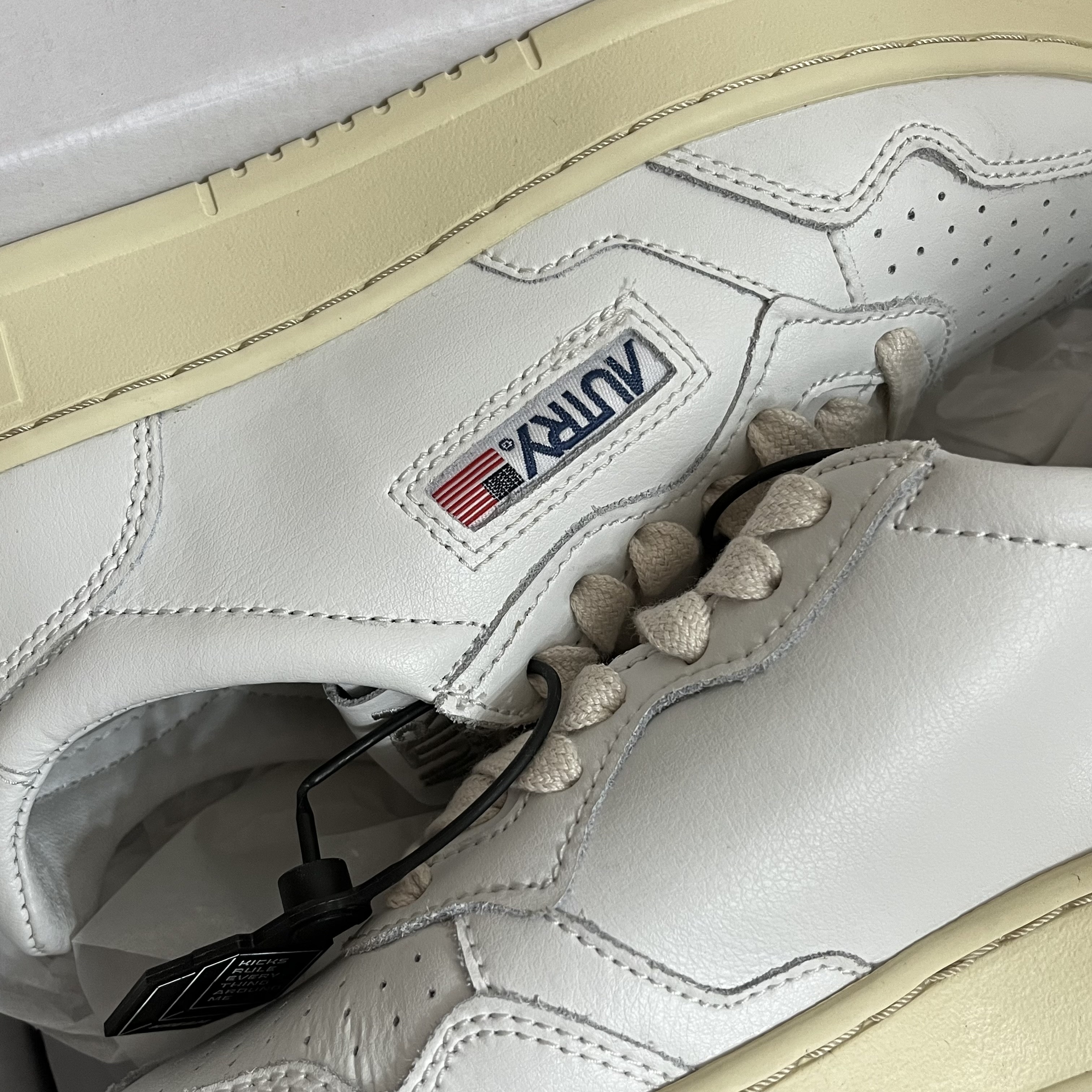 (W) Autry Medalist Low Leather Sneakers White, Autry Medalist Low Leather Sneakers White 착용 스타일 - 3